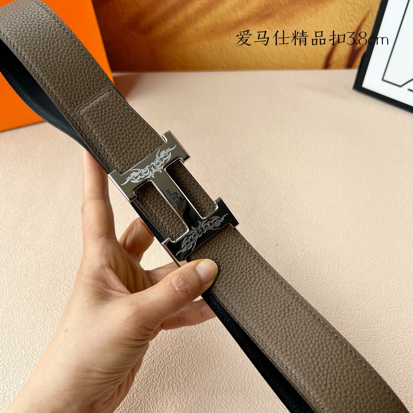 【爱马仕】双面进口小牛皮，搭配精品扣，宽度3.8cm，时尚大方，百搭单品。
