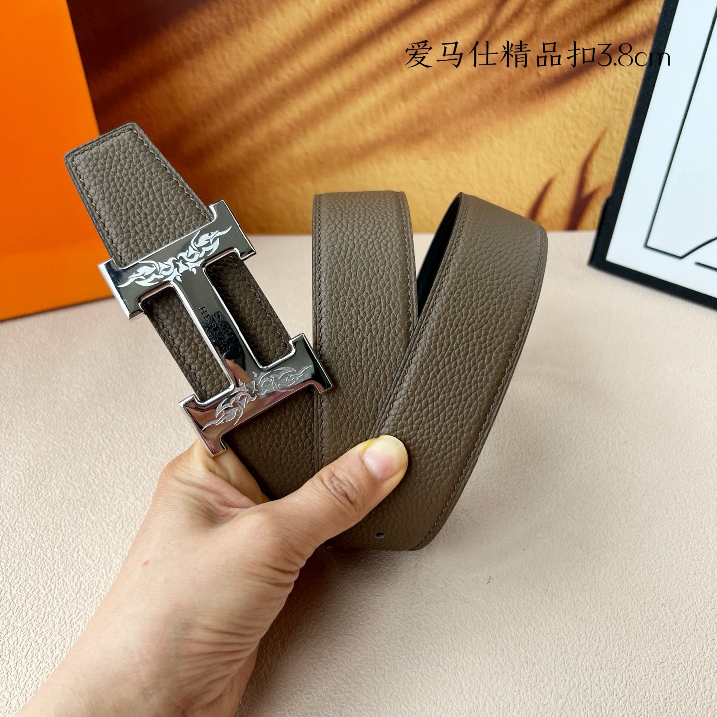 【爱马仕】双面进口小牛皮，搭配精品扣，宽度3.8cm，时尚大方，百搭单品。