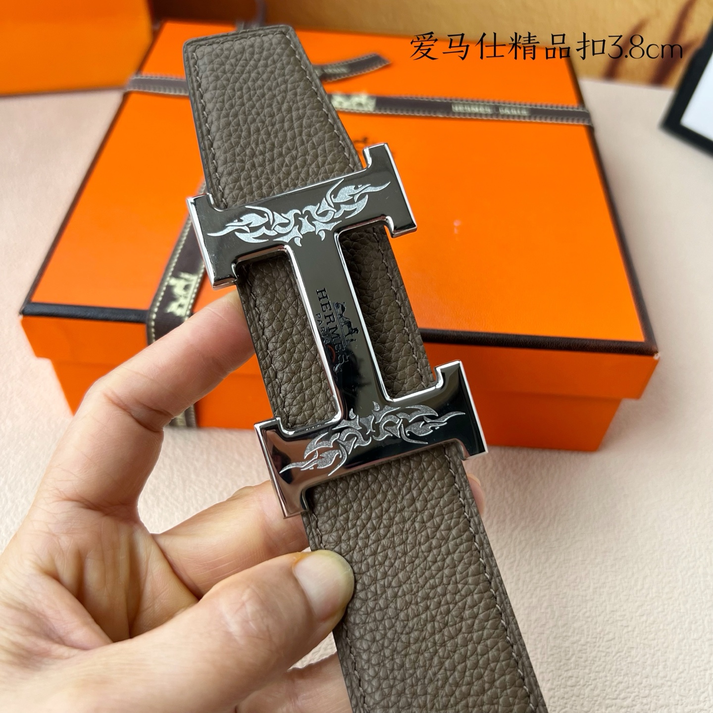 【爱马仕】双面进口小牛皮，搭配精品扣，宽度3.8cm，时尚大方，百搭单品。