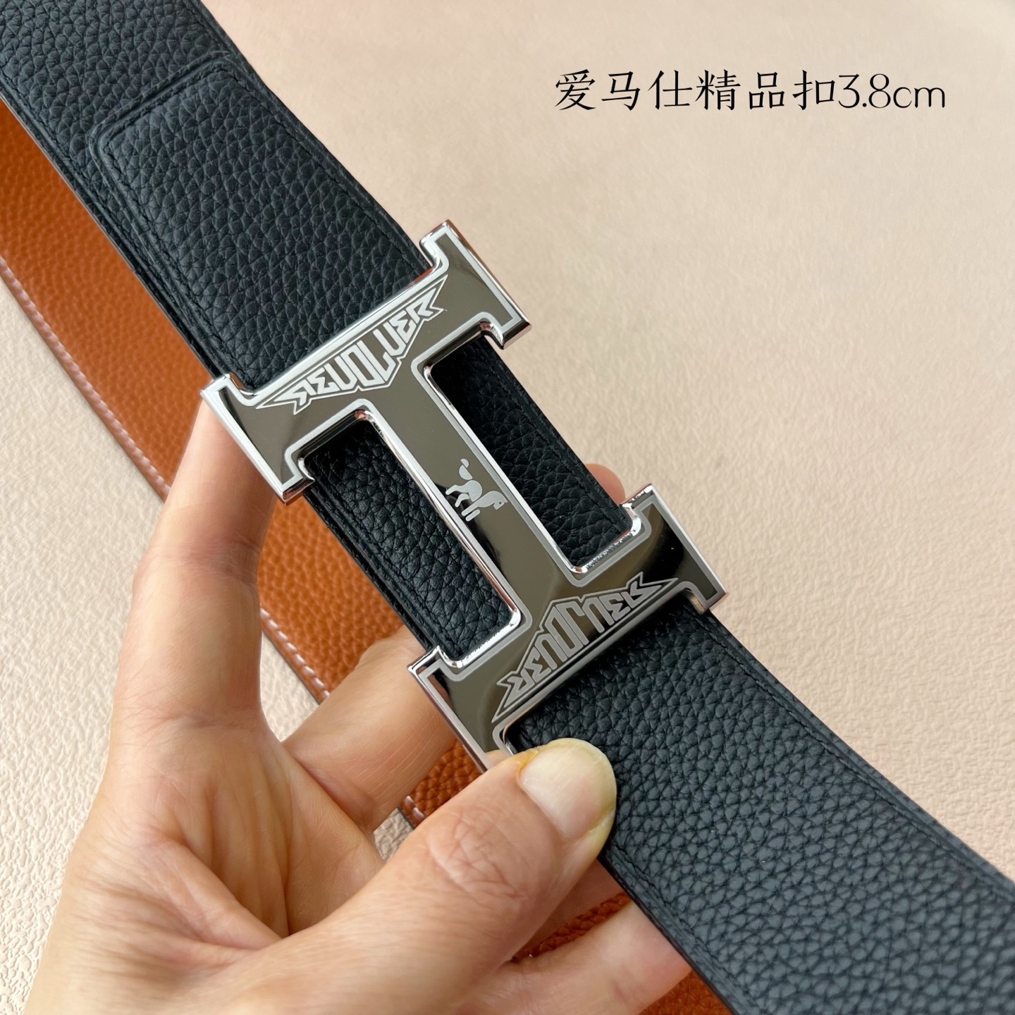 【爱马仕】双面进口小牛皮，搭配精品扣，宽度3.8cm，时尚大方，百搭单品。
