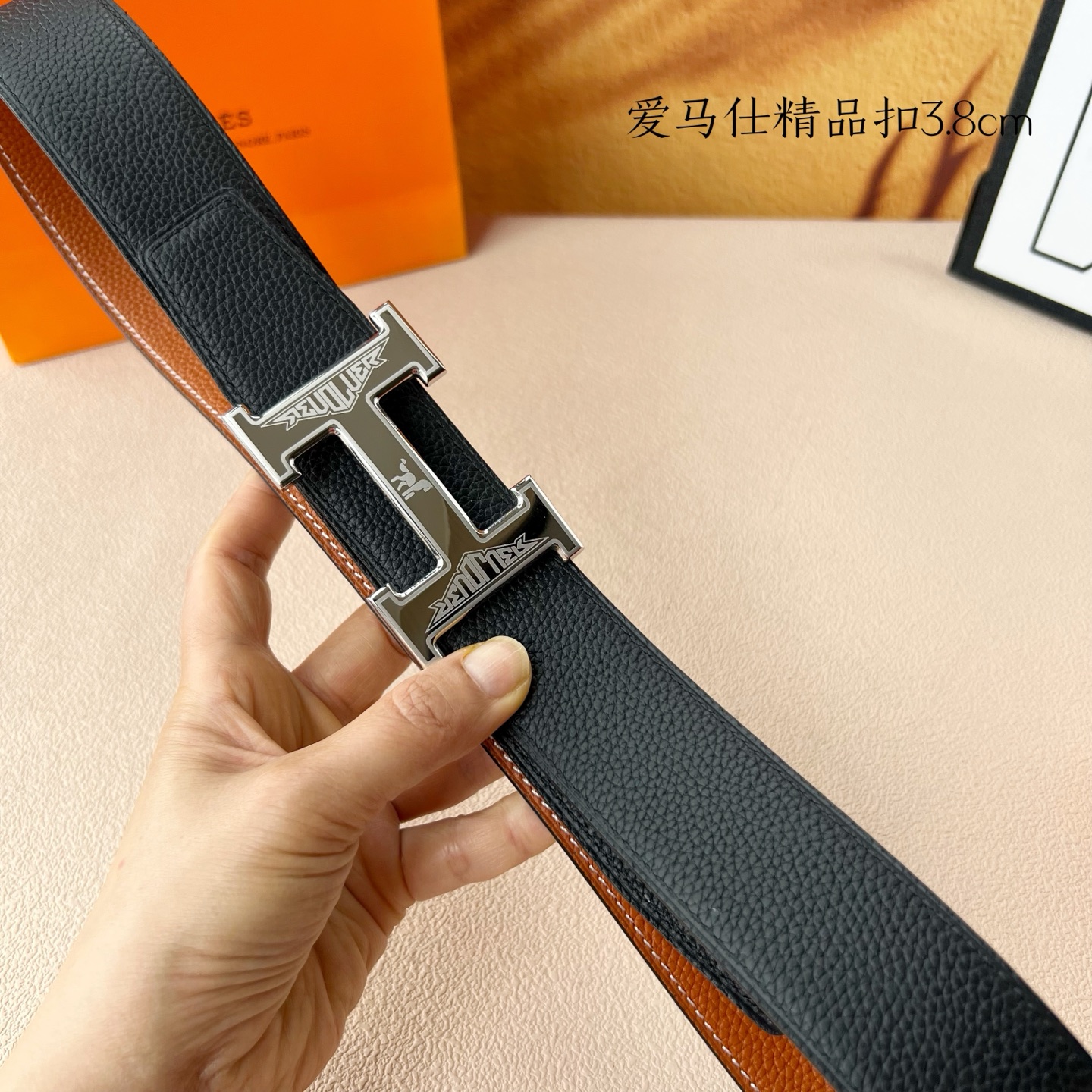 【爱马仕】双面进口小牛皮，搭配精品扣，宽度3.8cm，时尚大方，百搭单品。