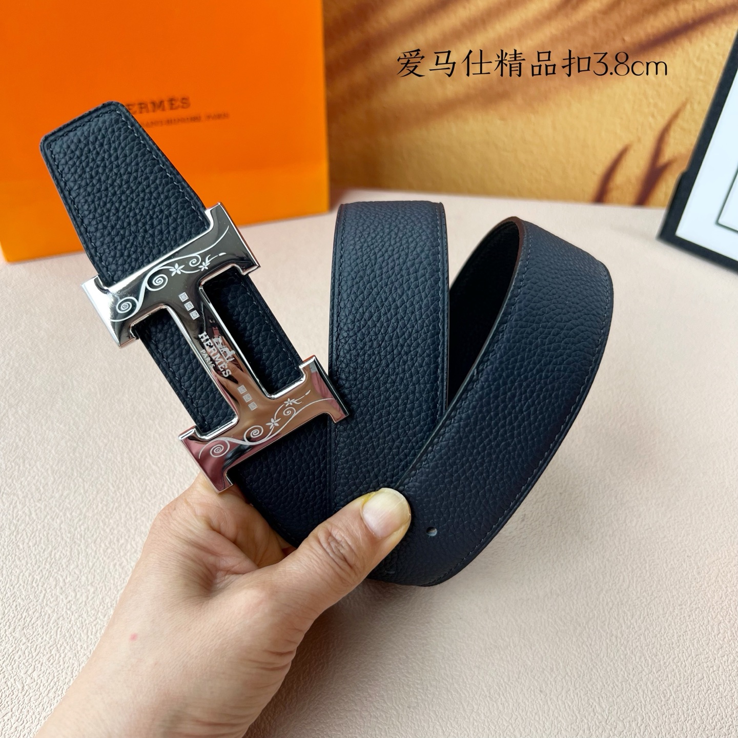 【爱马仕】双面进口小牛皮，搭配精品扣，宽度3.8cm，时尚大方，百搭单品。