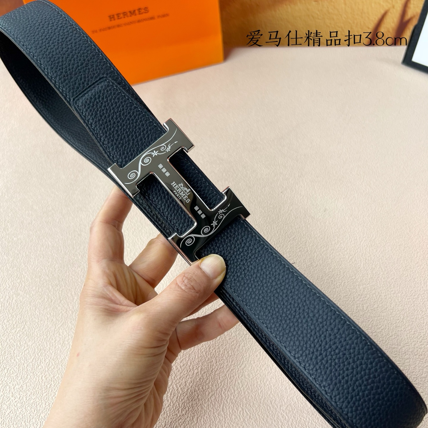 【爱马仕】双面进口小牛皮，搭配精品扣，宽度3.8cm，时尚大方，百搭单品。