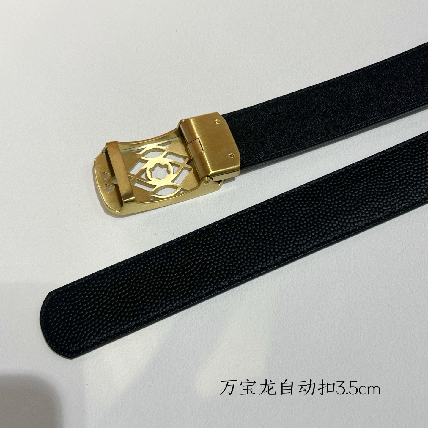   品牌：【万宝龙】新款进口小牛皮，手感细腻柔软。搭配纯钢自动精品钢扣，宽度：3.5cm