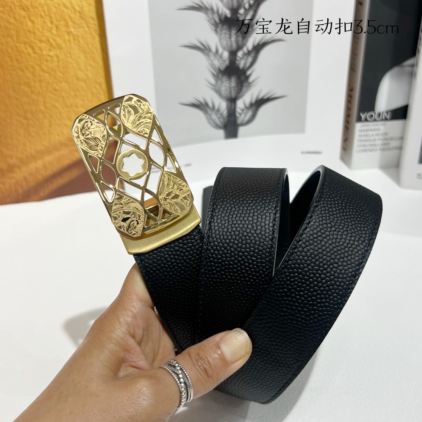   品牌：【万宝龙】新款进口小牛皮，手感细腻柔软。搭配纯钢自动精品钢扣，宽度：3.5cm