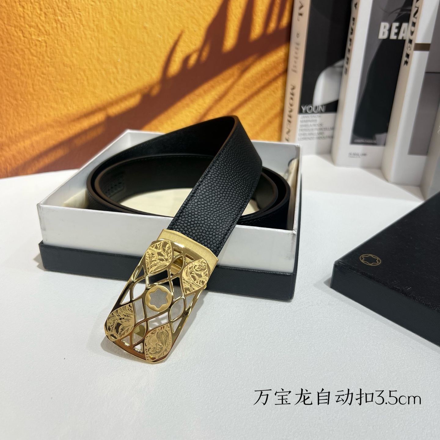   品牌：【万宝龙】新款进口小牛皮，手感细腻柔软。搭配纯钢自动精品钢扣，宽度：3.5cm