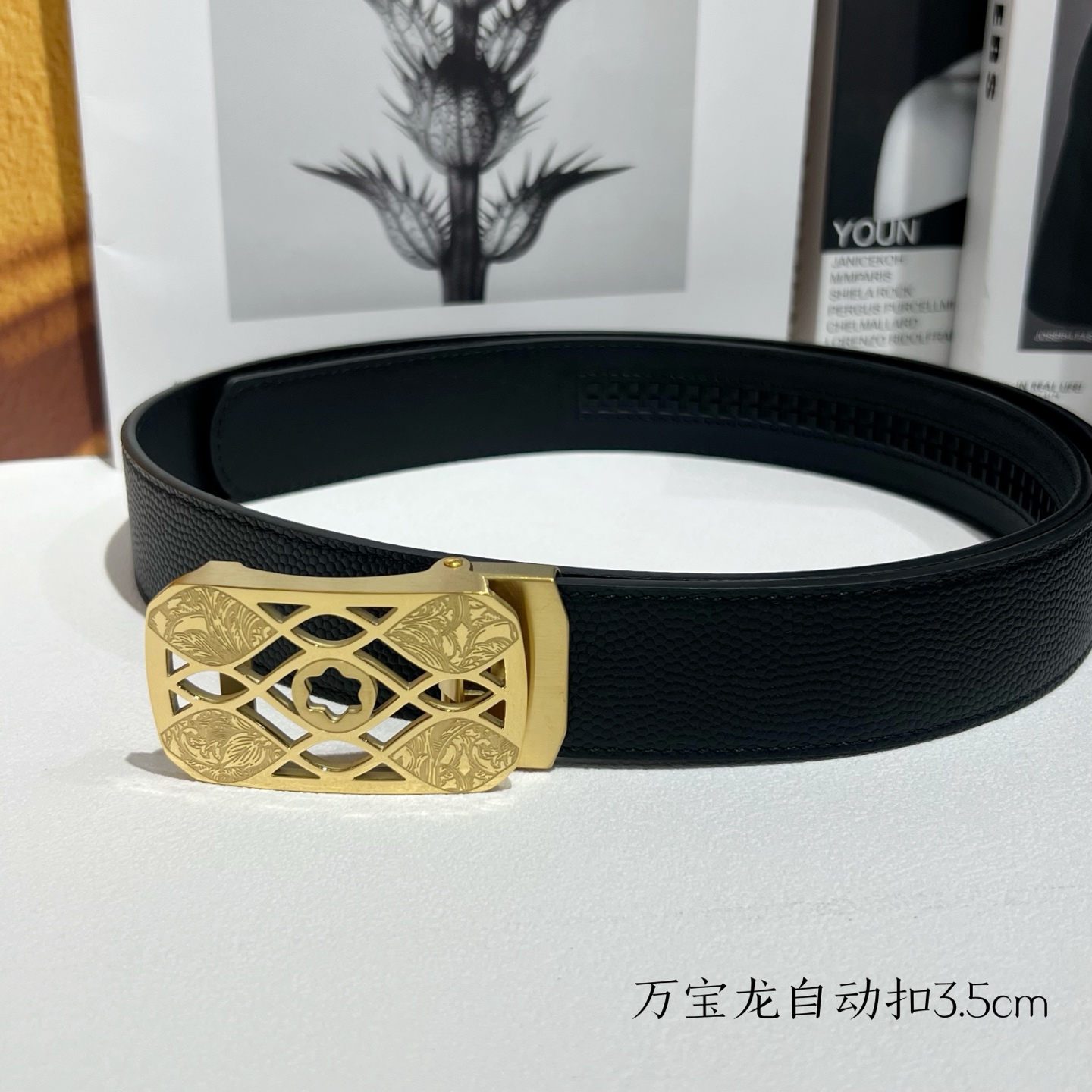   品牌：【万宝龙】新款进口小牛皮，手感细腻柔软。搭配纯钢自动精品钢扣，宽度：3.5cm
