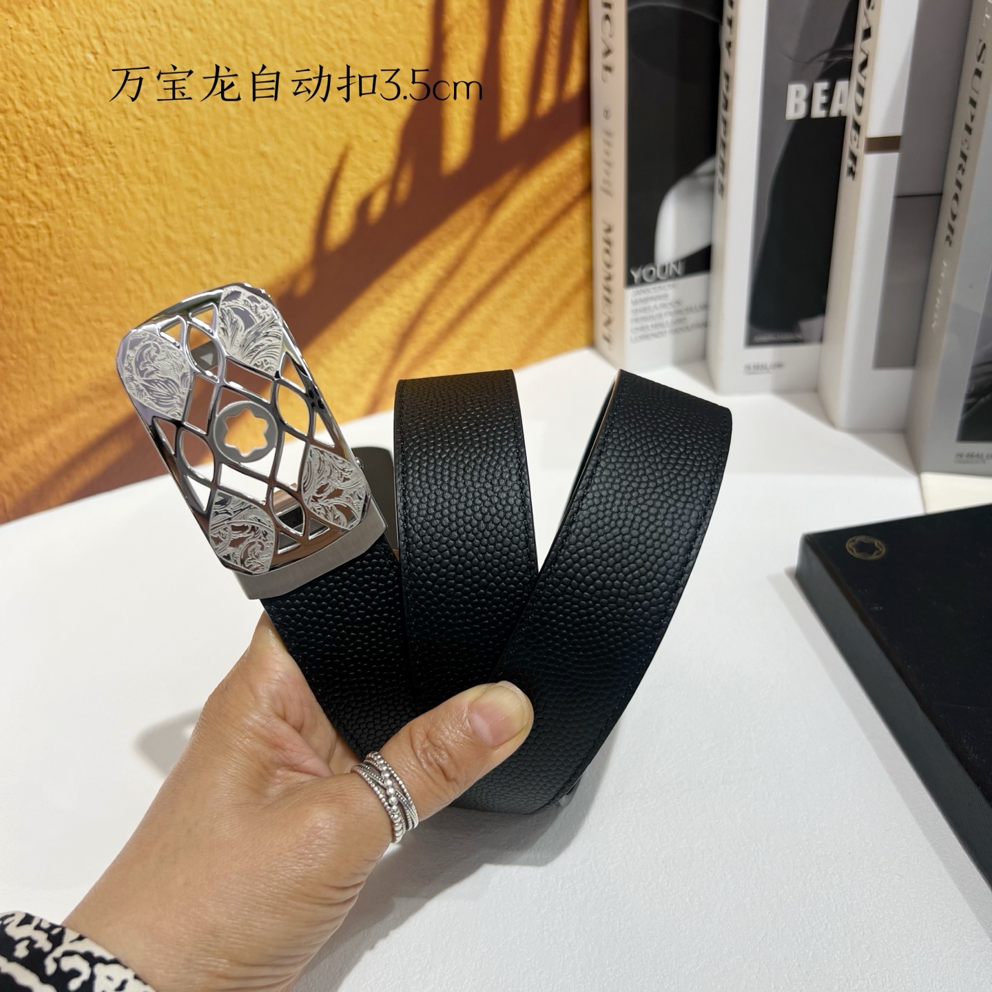   品牌：【万宝龙】新款进口小牛皮，手感细腻柔软。搭配纯钢自动精品钢扣，宽度：3.5cm
