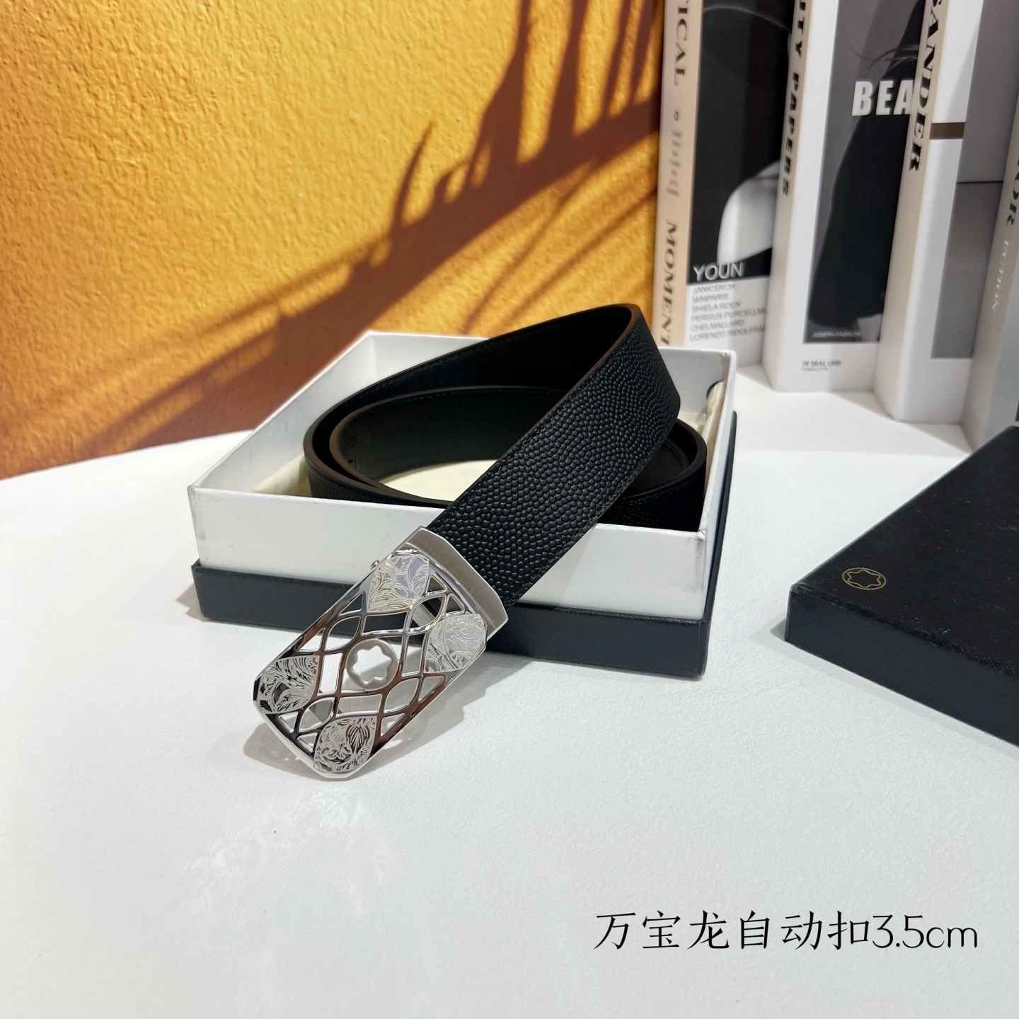   品牌：【万宝龙】新款进口小牛皮，手感细腻柔软。搭配纯钢自动精品钢扣，宽度：3.5cm