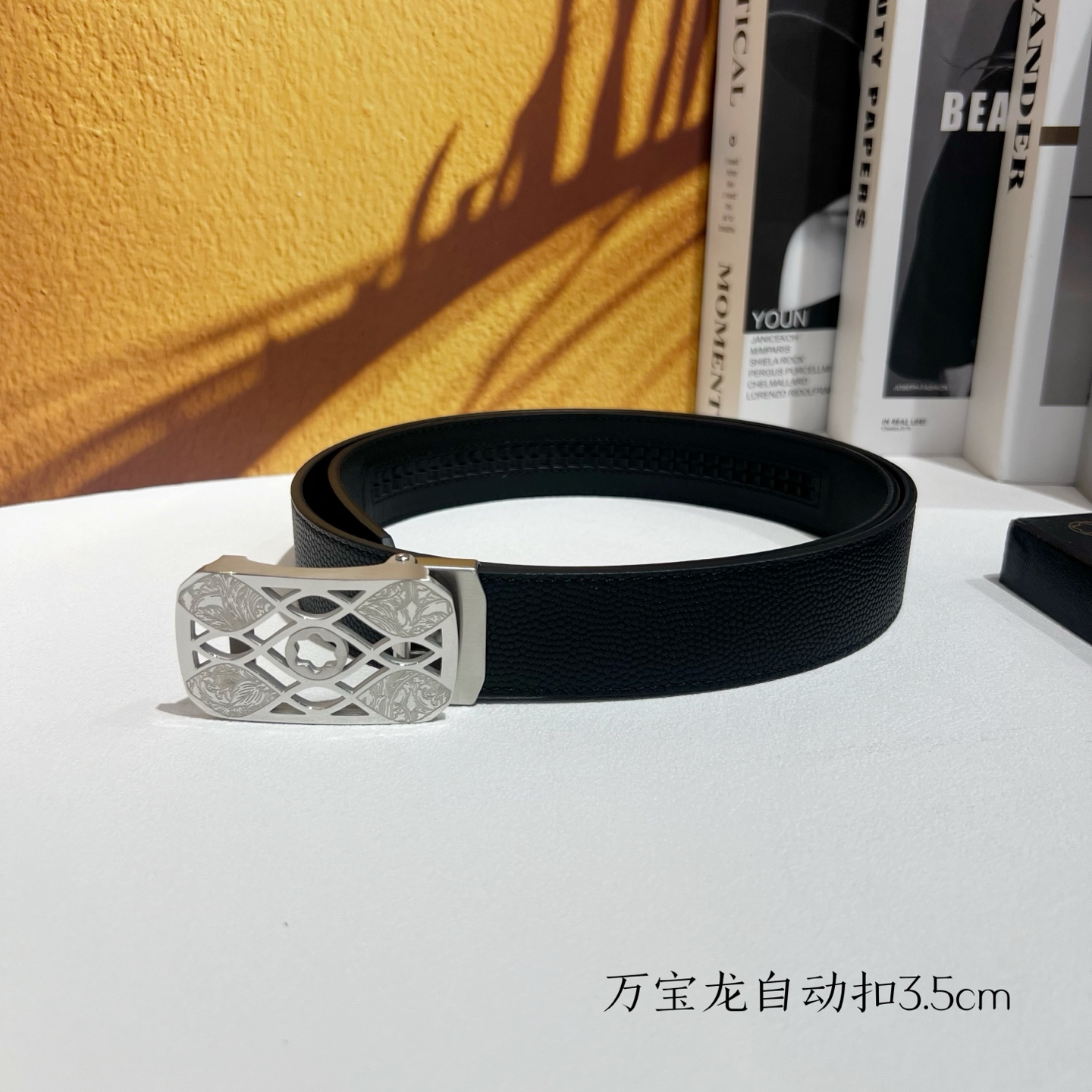   品牌：【万宝龙】新款进口小牛皮，手感细腻柔软。搭配纯钢自动精品钢扣，宽度：3.5cm