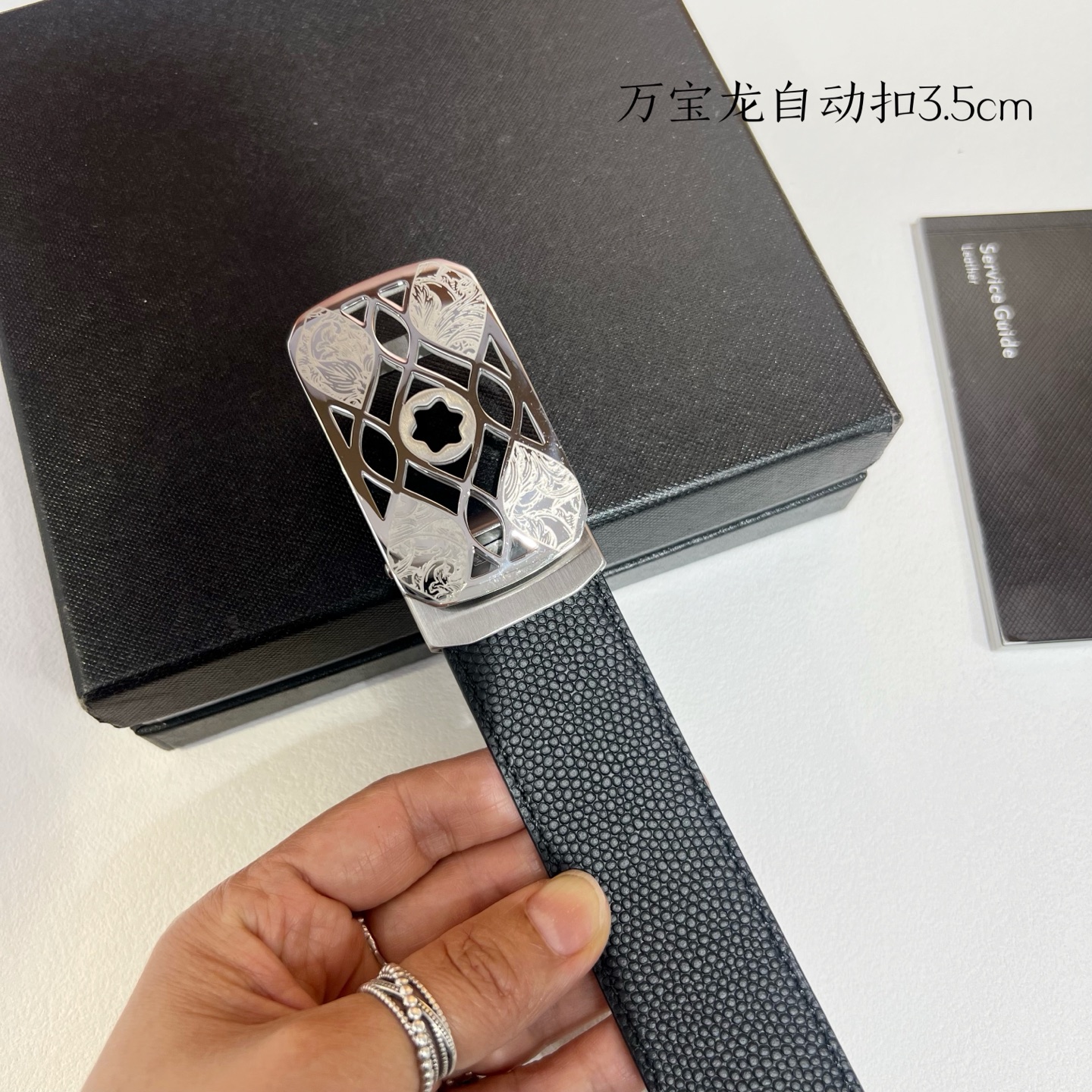   品牌：【万宝龙】新款进口小牛皮，手感细腻柔软。搭配纯钢自动精品钢扣，宽度：3.5cm