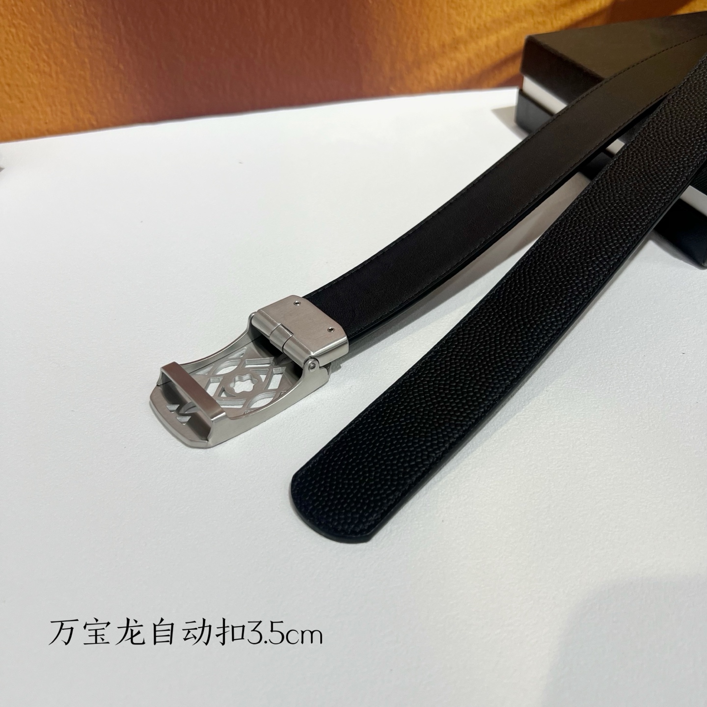   品牌：【万宝龙】新款进口小牛皮，手感细腻柔软。搭配纯钢自动精品钢扣，宽度：3.5cm