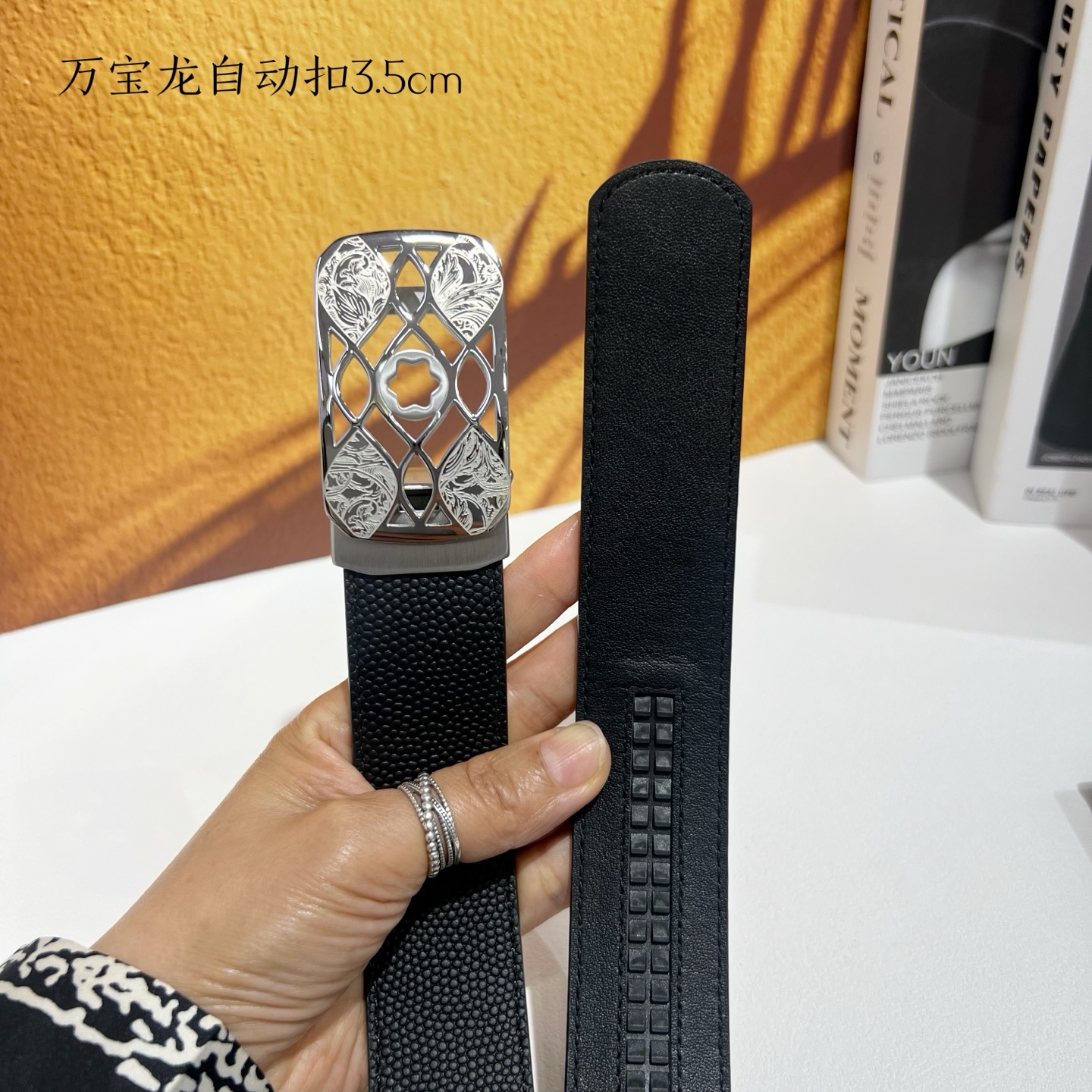   品牌：【万宝龙】新款进口小牛皮，手感细腻柔软。搭配纯钢自动精品钢扣，宽度：3.5cm
