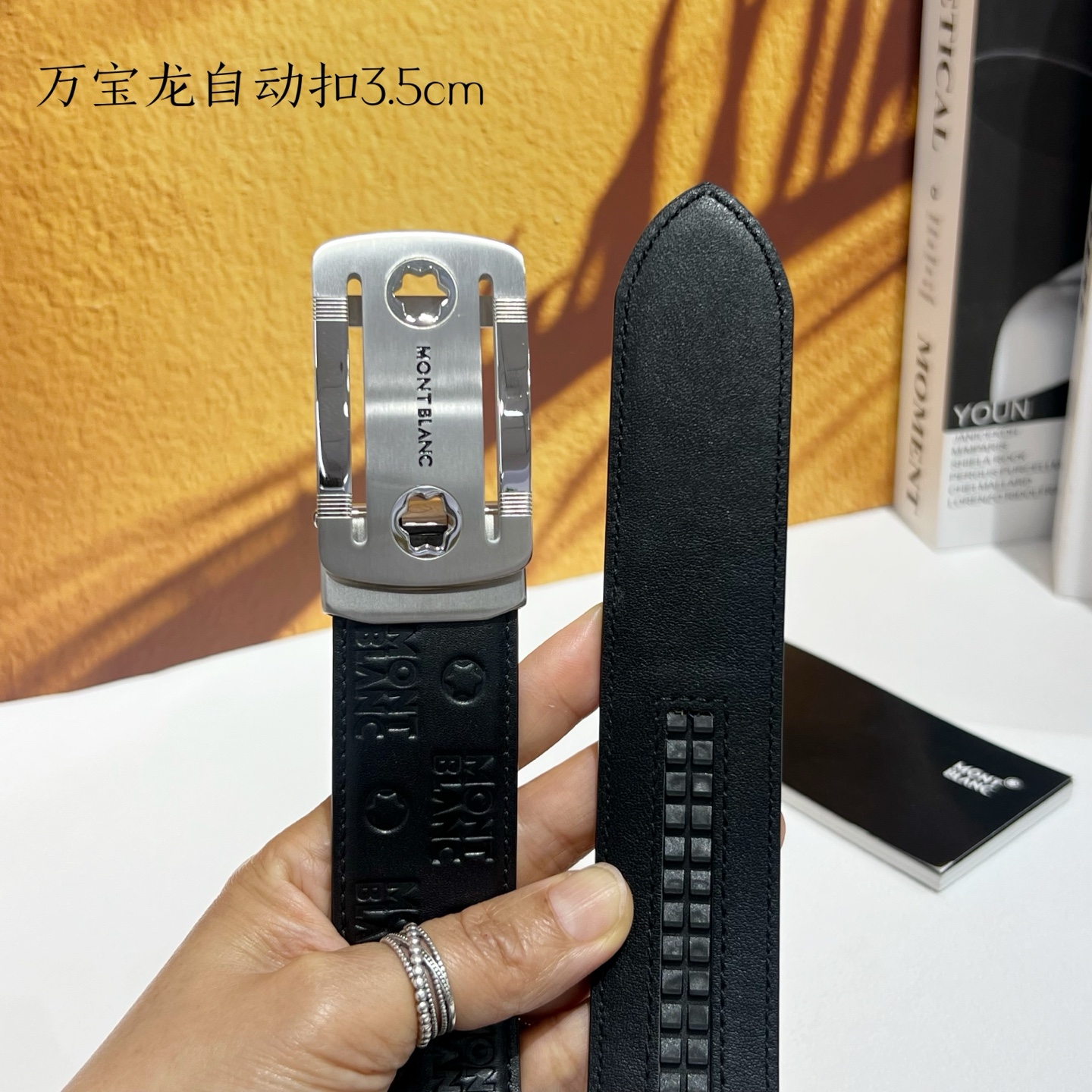   品牌：【万宝龙】新款进口小牛皮，手感细腻柔软。搭配纯钢自动精品钢扣，宽度：3.5cm
