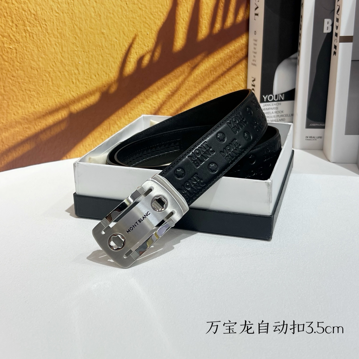   品牌：【万宝龙】新款进口小牛皮，手感细腻柔软。搭配纯钢自动精品钢扣，宽度：3.5cm