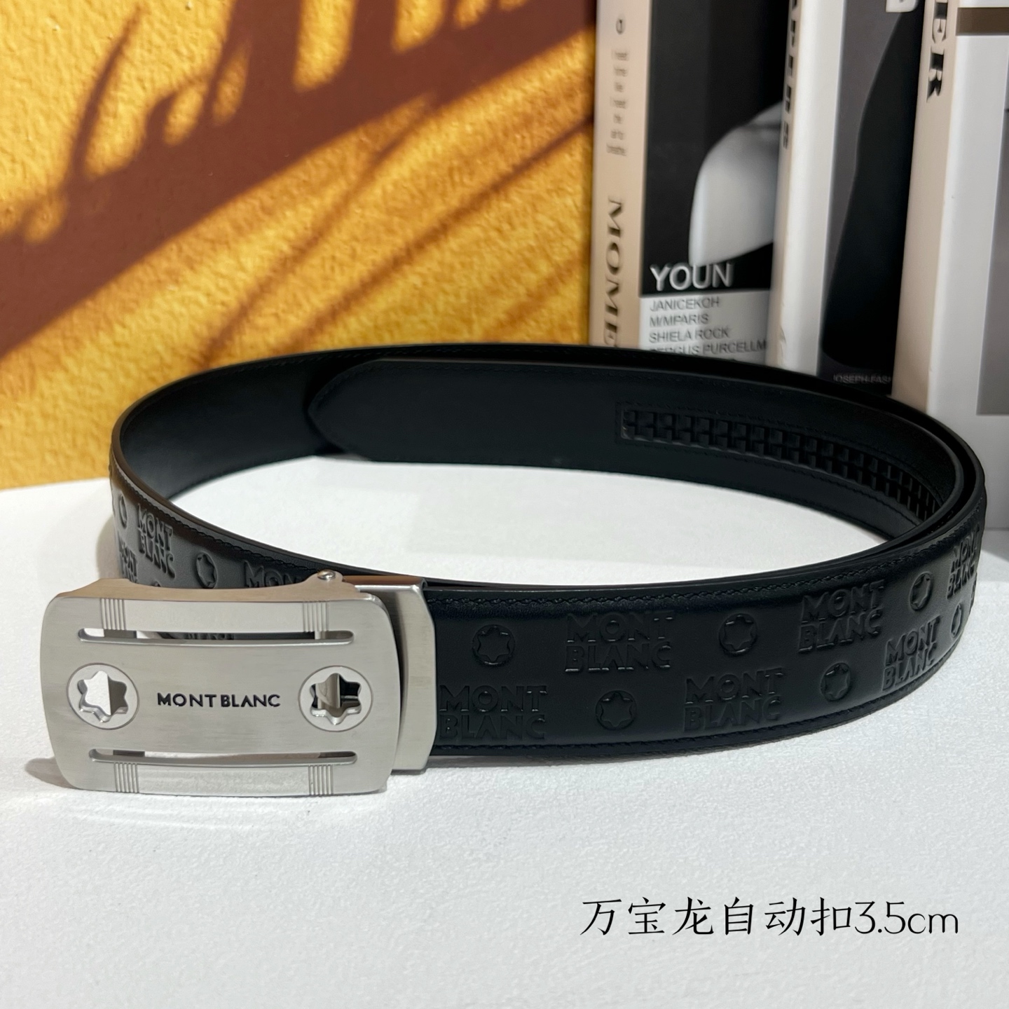   品牌：【万宝龙】新款进口小牛皮，手感细腻柔软。搭配纯钢自动精品钢扣，宽度：3.5cm