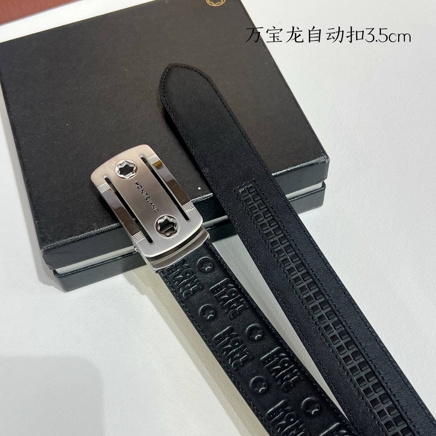   品牌：【万宝龙】新款进口小牛皮，手感细腻柔软。搭配纯钢自动精品钢扣，宽度：3.5cm