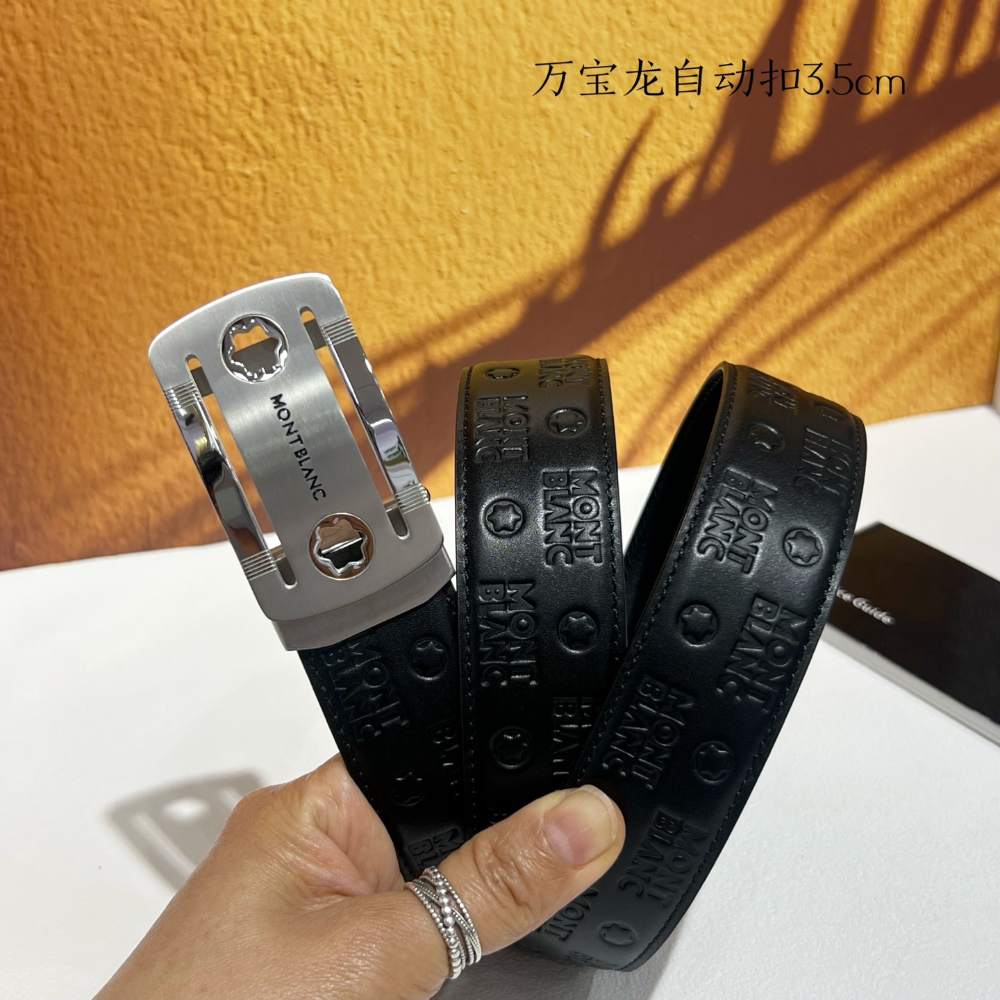   品牌：【万宝龙】新款进口小牛皮，手感细腻柔软。搭配纯钢自动精品钢扣，宽度：3.5cm