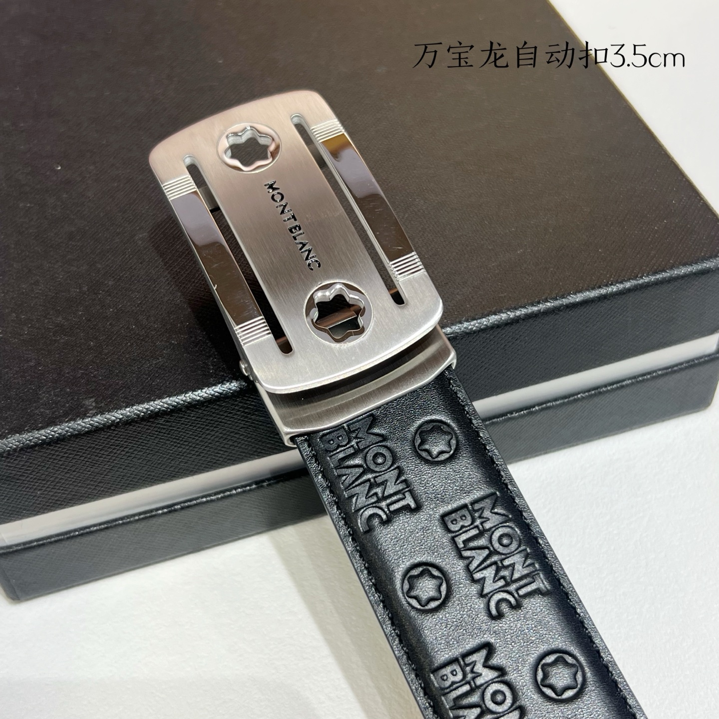   品牌：【万宝龙】新款进口小牛皮，手感细腻柔软。搭配纯钢自动精品钢扣，宽度：3.5cm