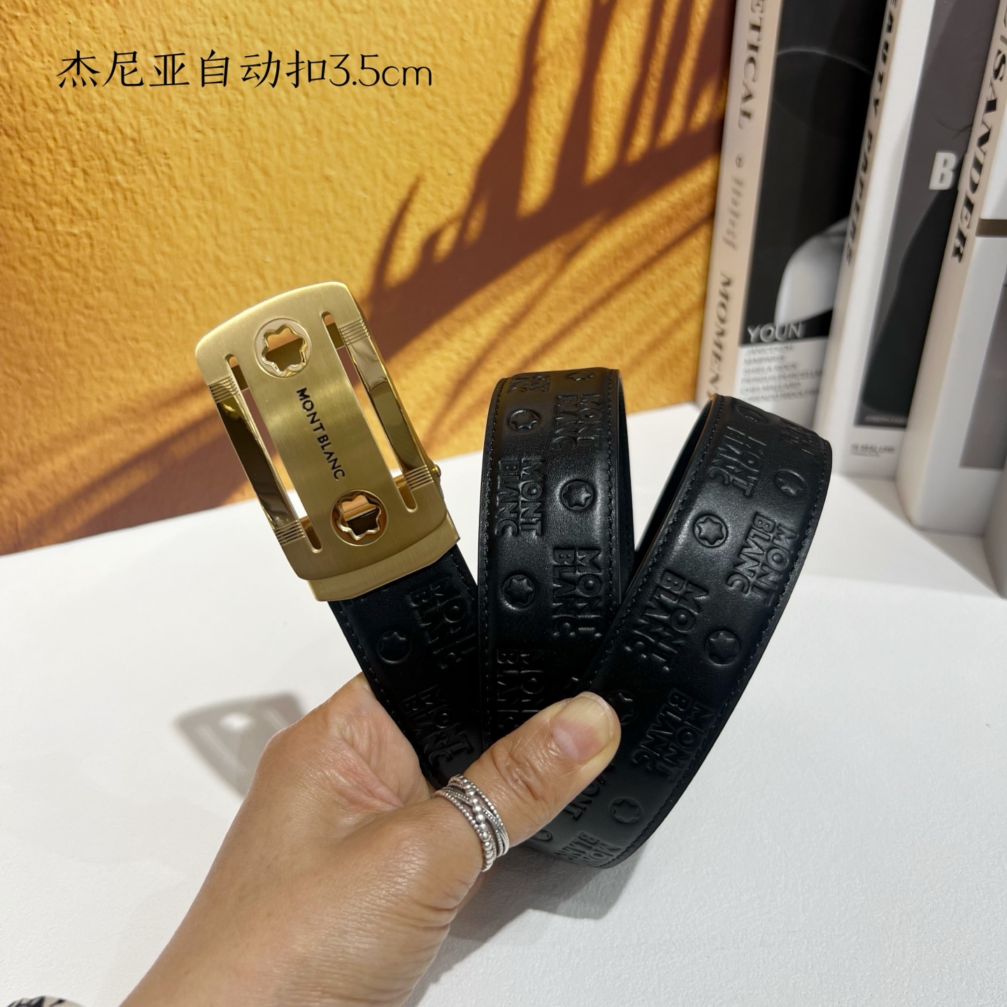   品牌：【万宝龙】新款进口小牛皮，手感细腻柔软。搭配纯钢自动精品钢扣，宽度：3.5cm