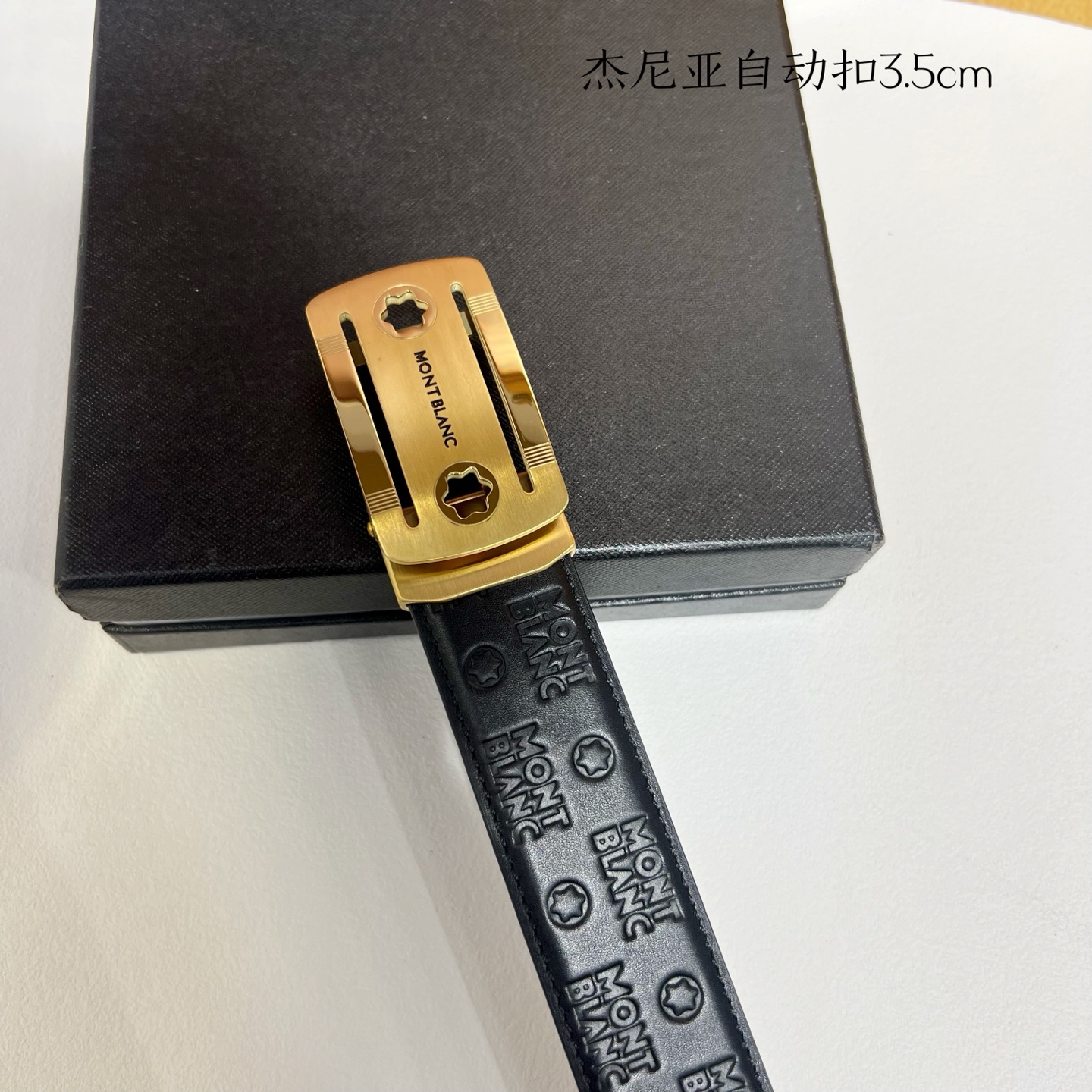   品牌：【万宝龙】新款进口小牛皮，手感细腻柔软。搭配纯钢自动精品钢扣，宽度：3.5cm