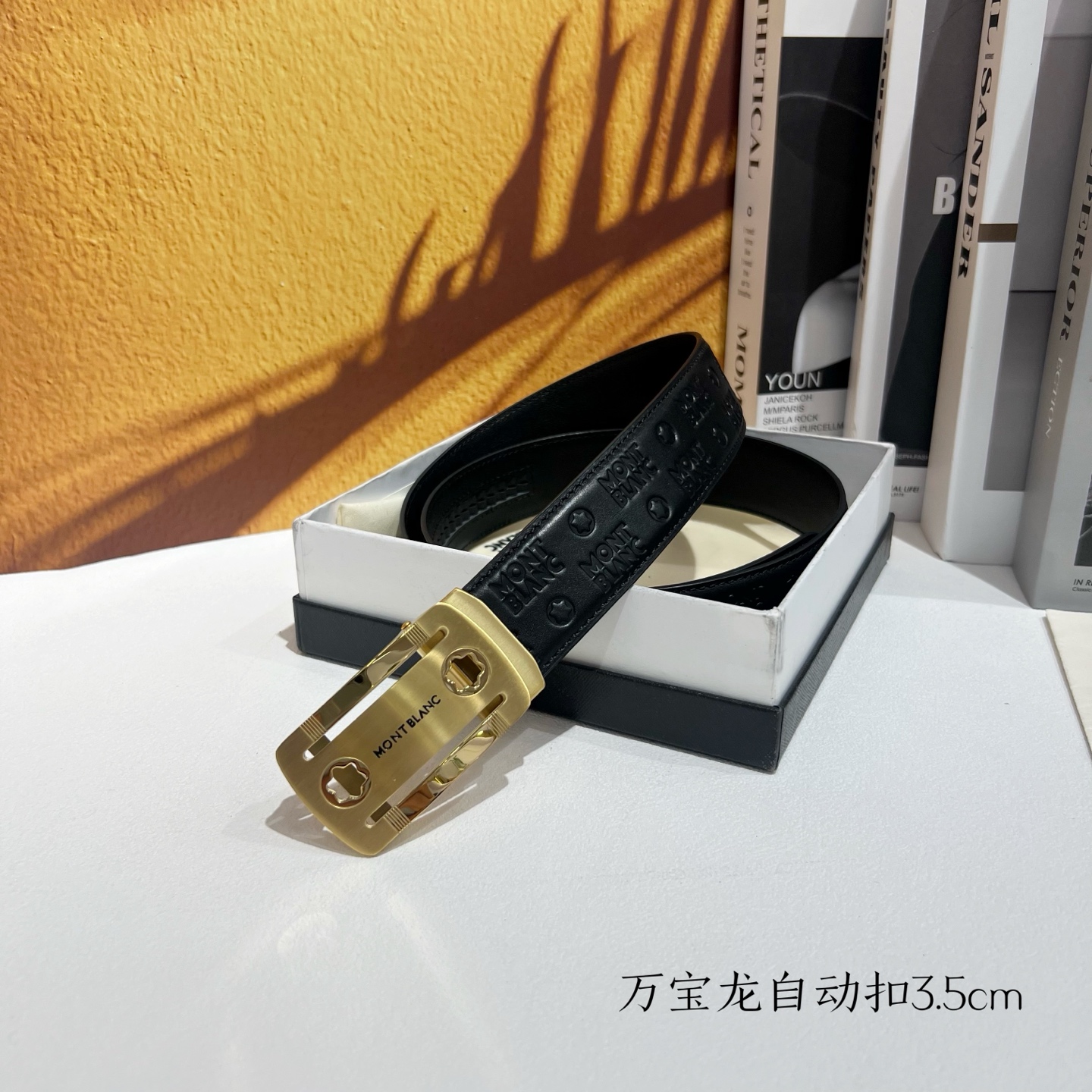   品牌：【万宝龙】新款进口小牛皮，手感细腻柔软。搭配纯钢自动精品钢扣，宽度：3.5cm
