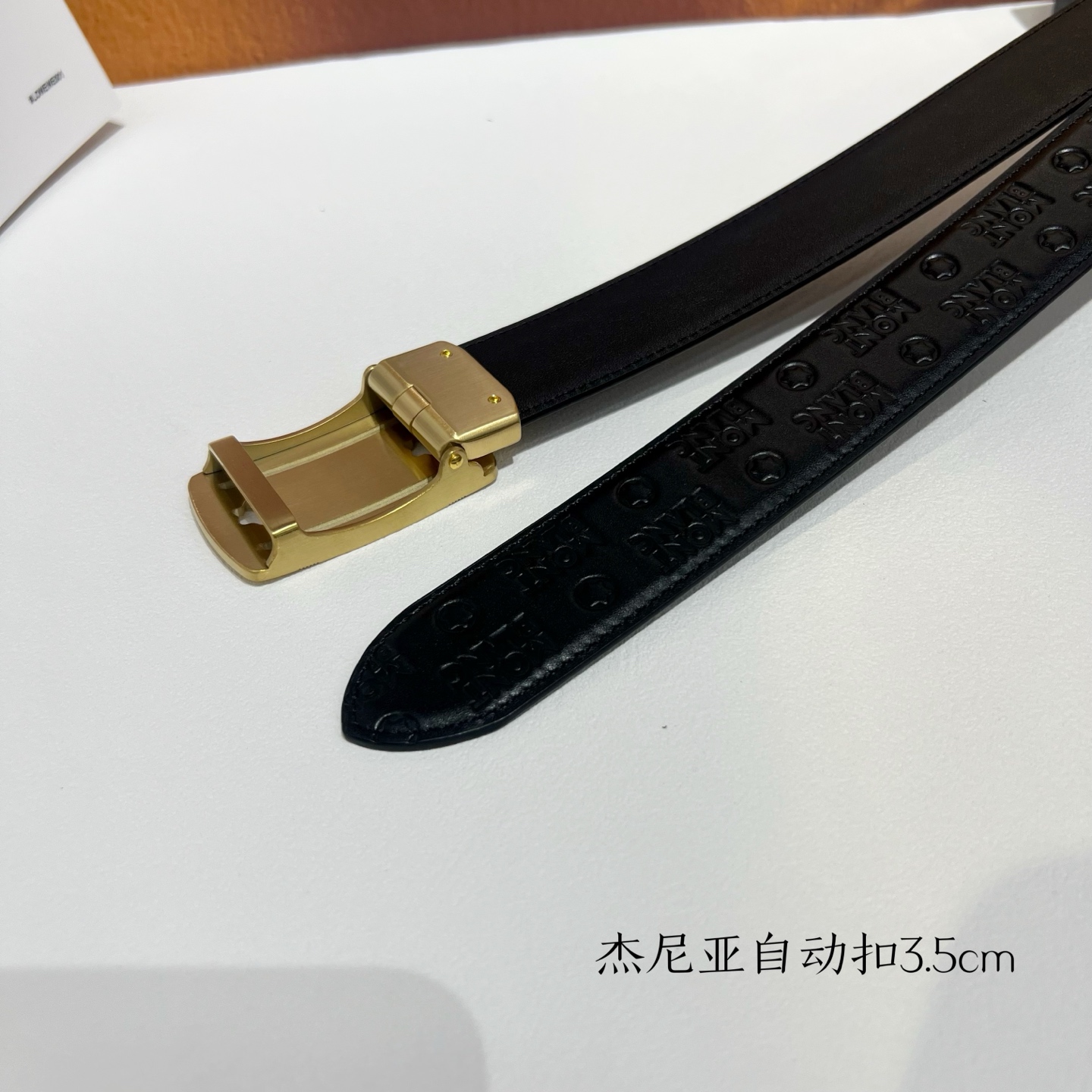   品牌：【万宝龙】新款进口小牛皮，手感细腻柔软。搭配纯钢自动精品钢扣，宽度：3.5cm