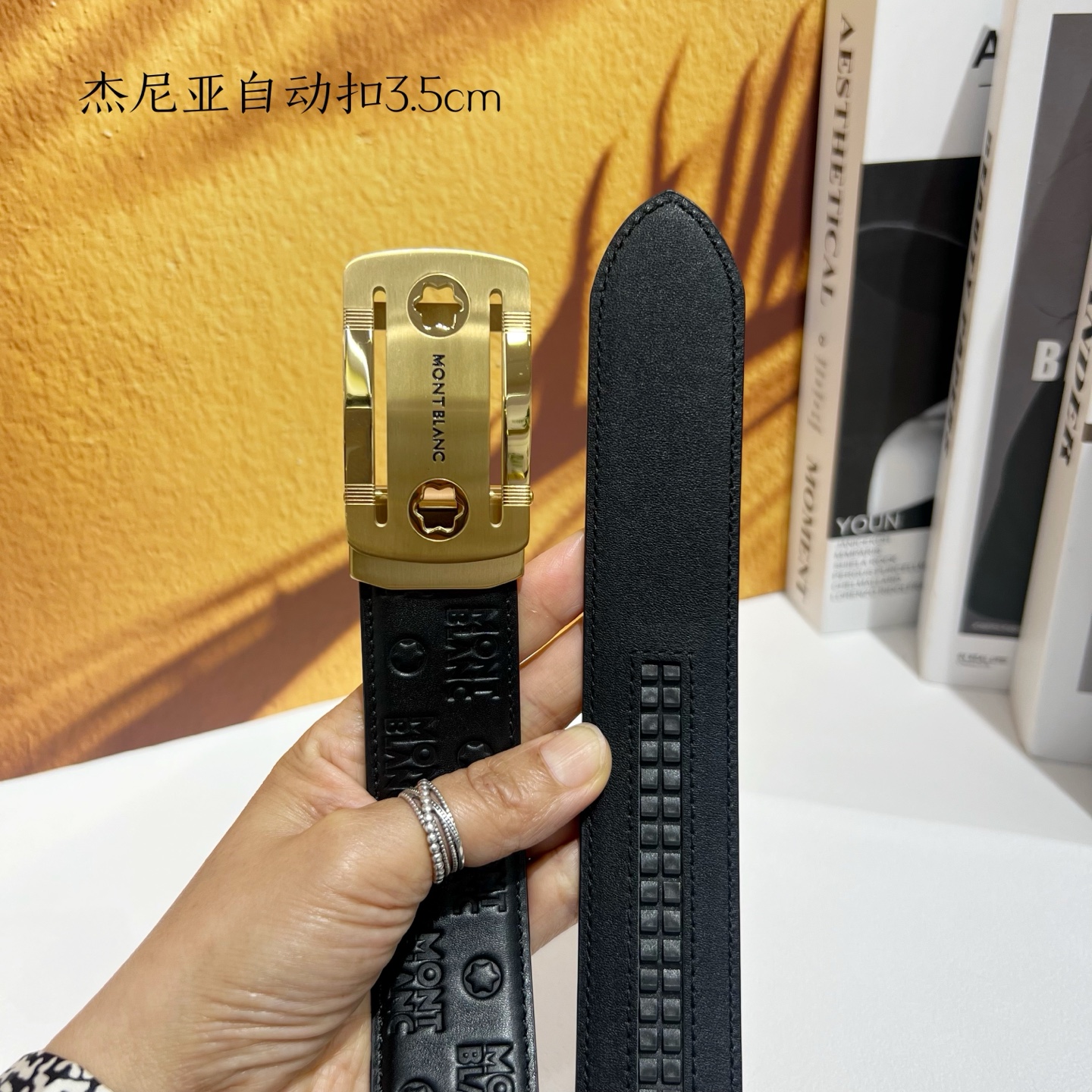   品牌：【万宝龙】新款进口小牛皮，手感细腻柔软。搭配纯钢自动精品钢扣，宽度：3.5cm