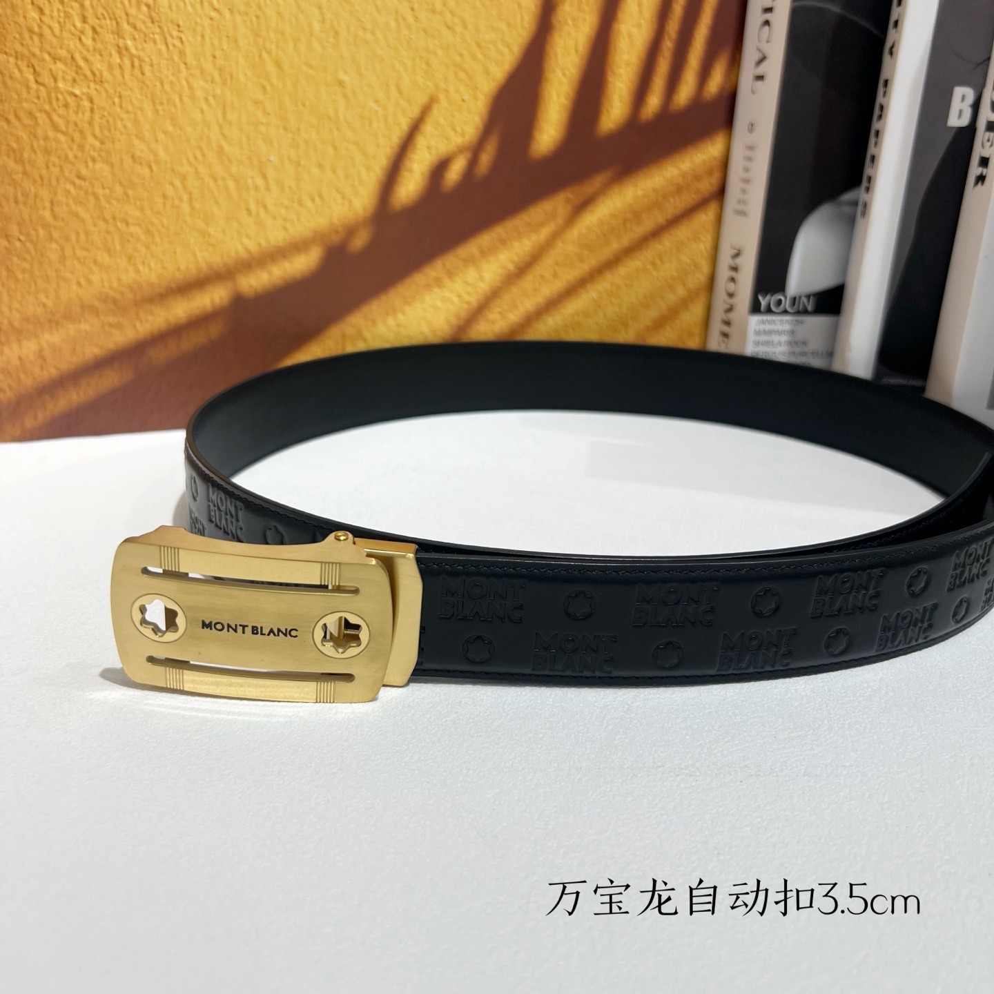   品牌：【万宝龙】新款进口小牛皮，手感细腻柔软。搭配纯钢自动精品钢扣，宽度：3.5cm