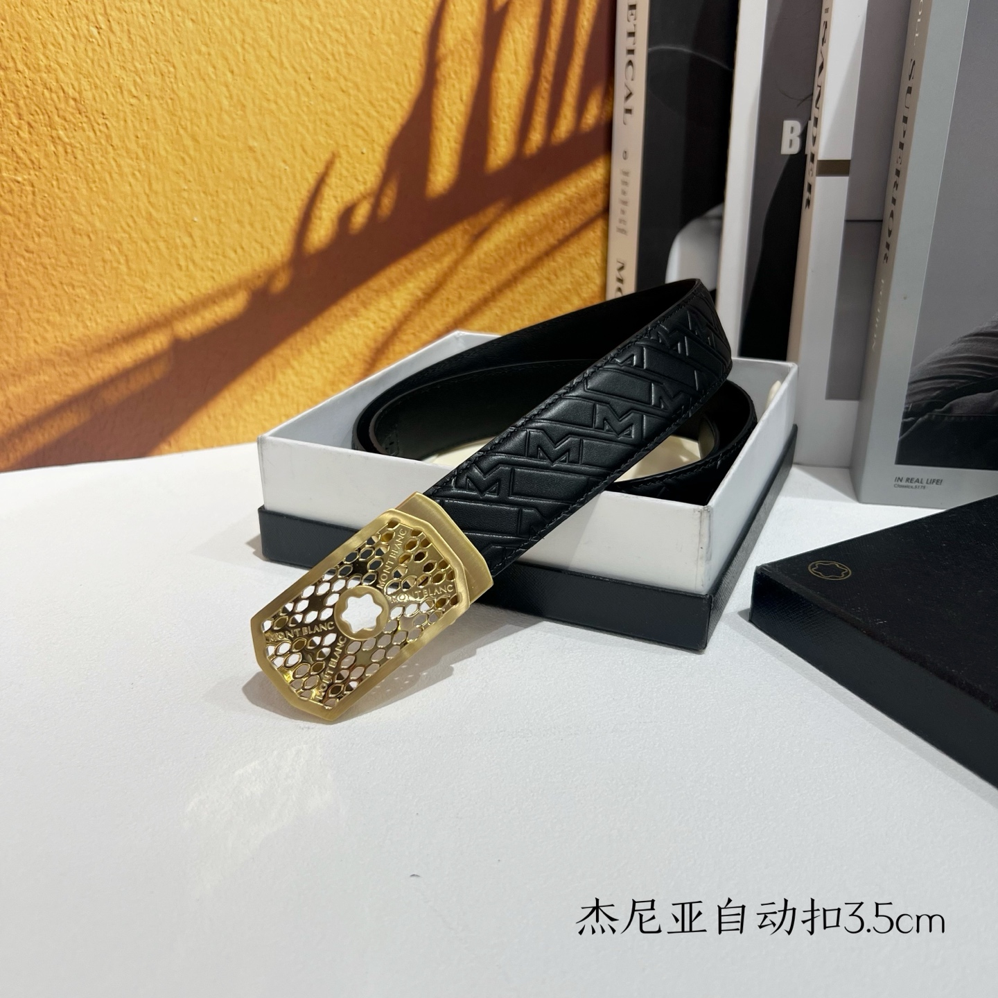   品牌：【万宝龙】新款进口小牛皮，手感细腻柔软。搭配纯钢自动精品钢扣，宽度：3.5cm