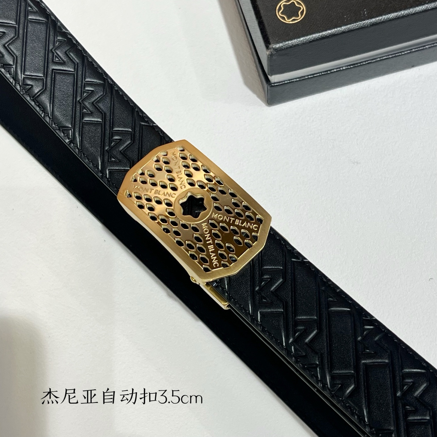   品牌：【万宝龙】新款进口小牛皮，手感细腻柔软。搭配纯钢自动精品钢扣，宽度：3.5cm
