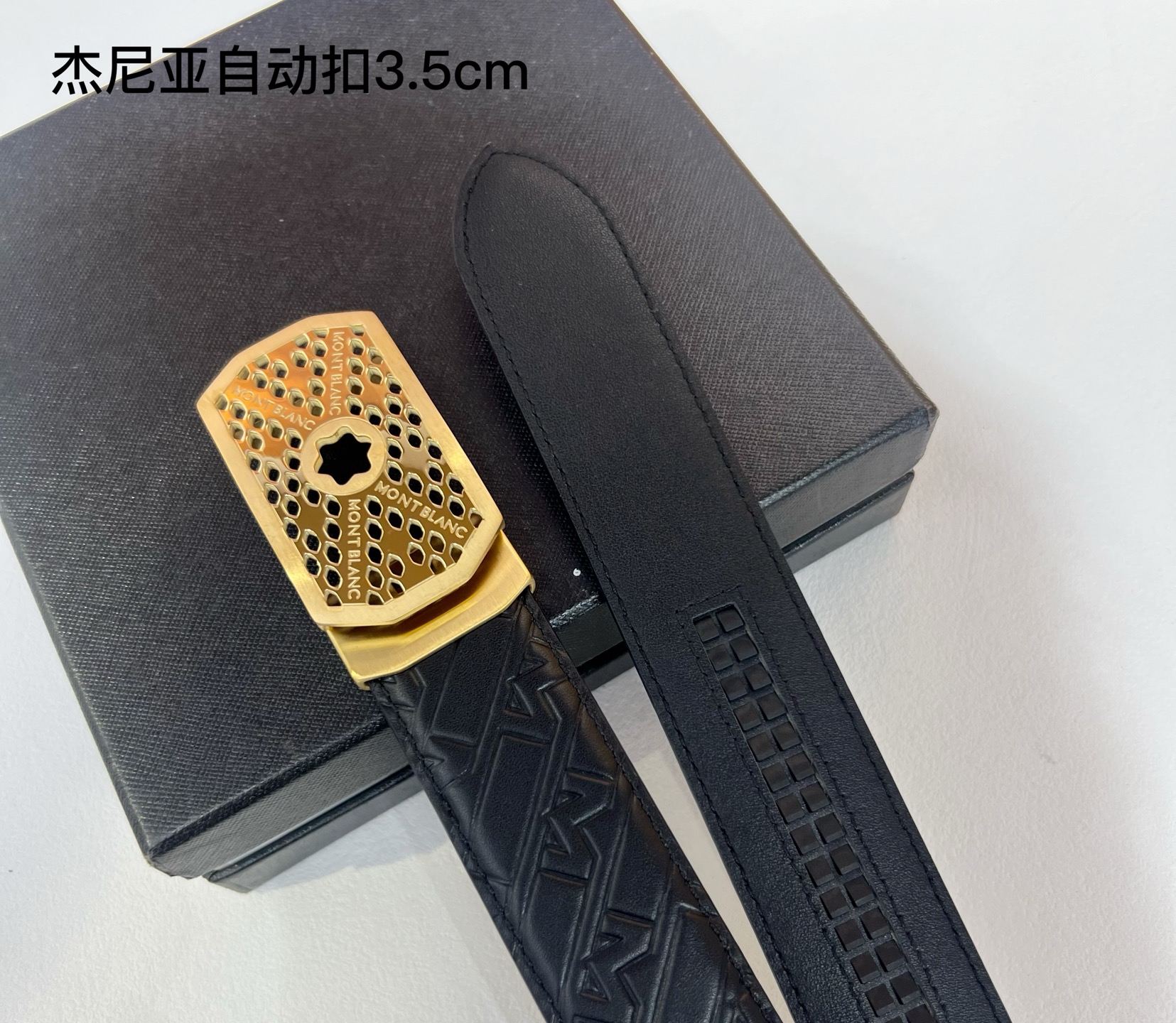   品牌：【万宝龙】新款进口小牛皮，手感细腻柔软。搭配纯钢自动精品钢扣，宽度：3.5cm