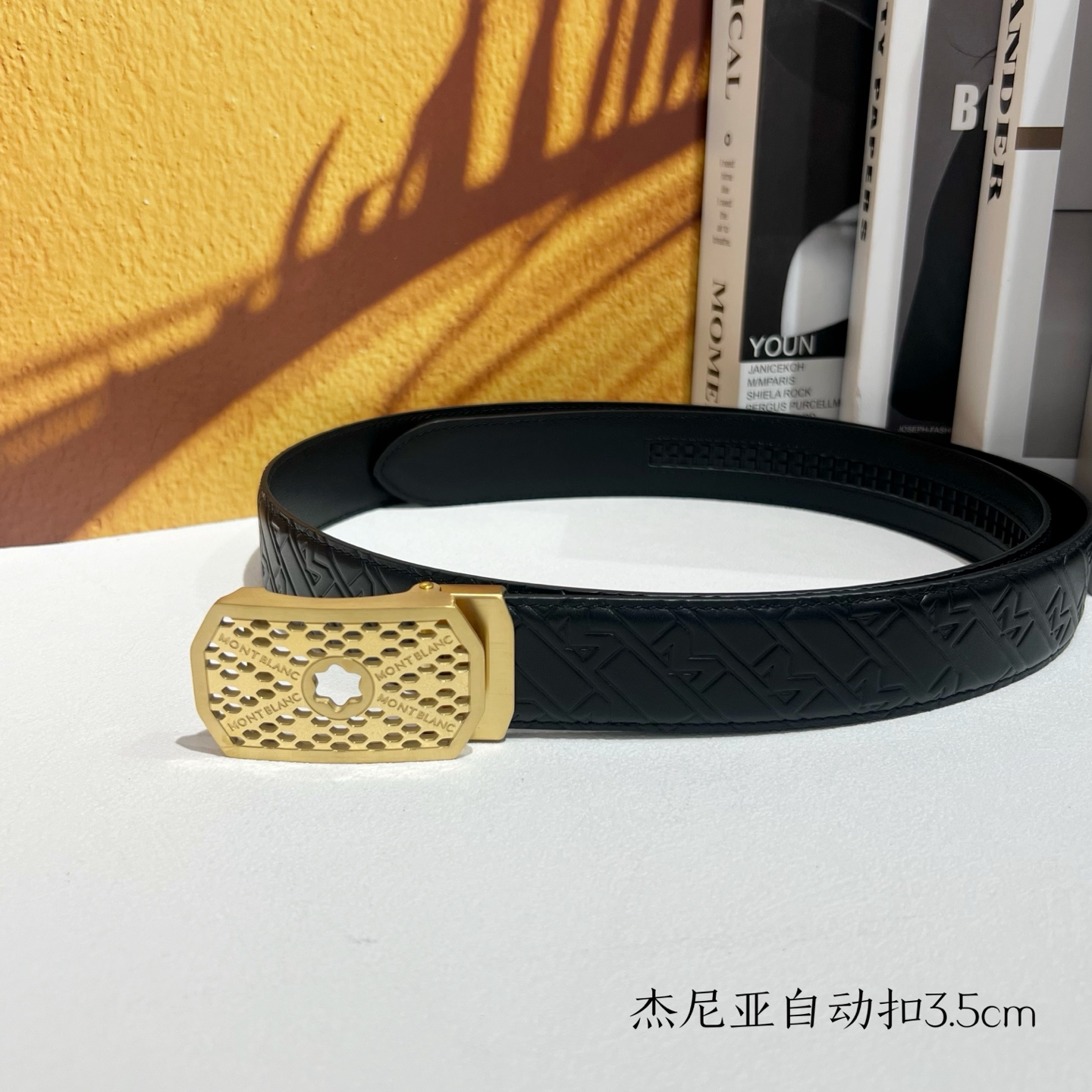   品牌：【万宝龙】新款进口小牛皮，手感细腻柔软。搭配纯钢自动精品钢扣，宽度：3.5cm