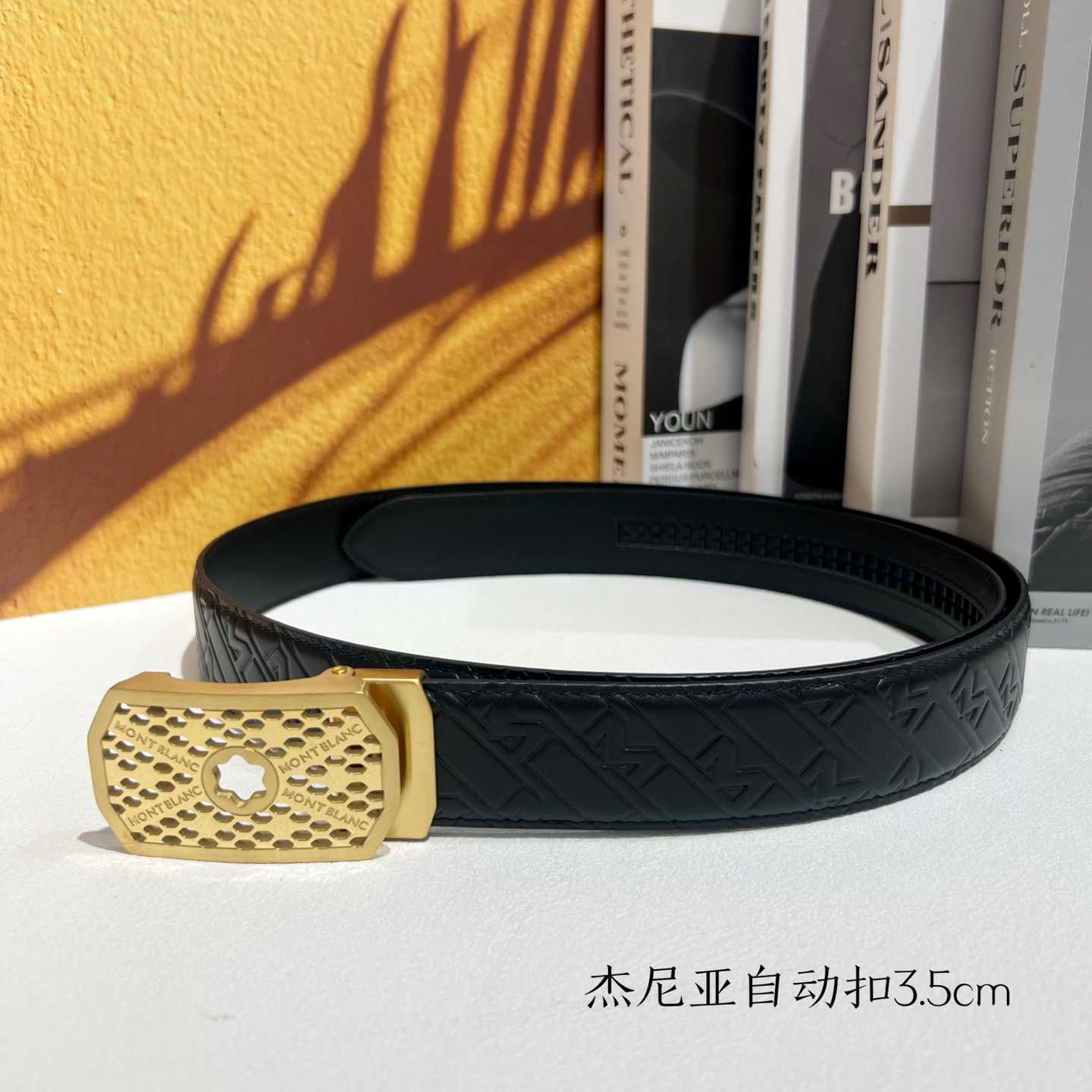   品牌：【万宝龙】新款进口小牛皮，手感细腻柔软。搭配纯钢自动精品钢扣，宽度：3.5cm