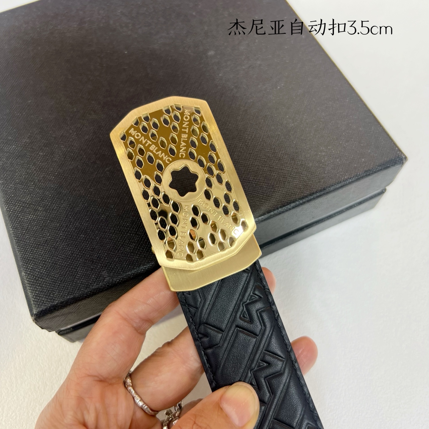   品牌：【万宝龙】新款进口小牛皮，手感细腻柔软。搭配纯钢自动精品钢扣，宽度：3.5cm