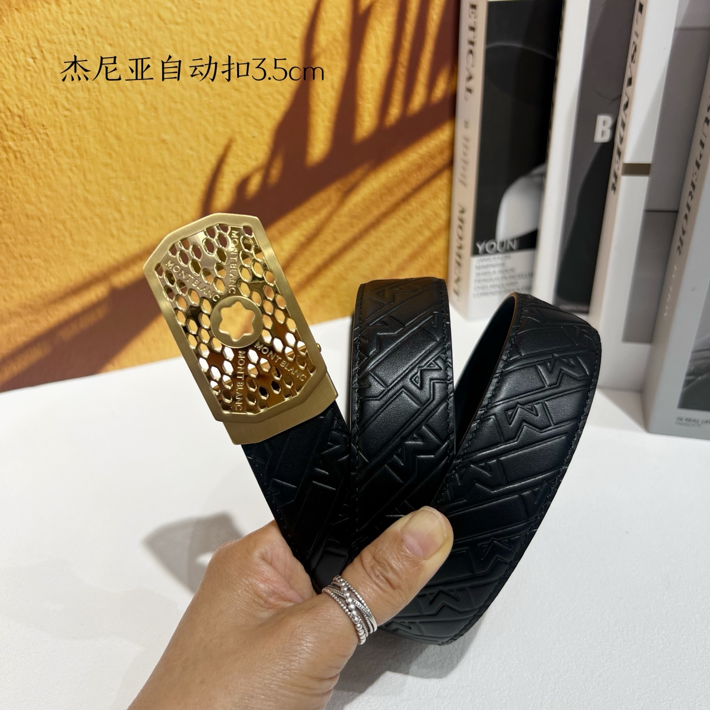   品牌：【万宝龙】新款进口小牛皮，手感细腻柔软。搭配纯钢自动精品钢扣，宽度：3.5cm