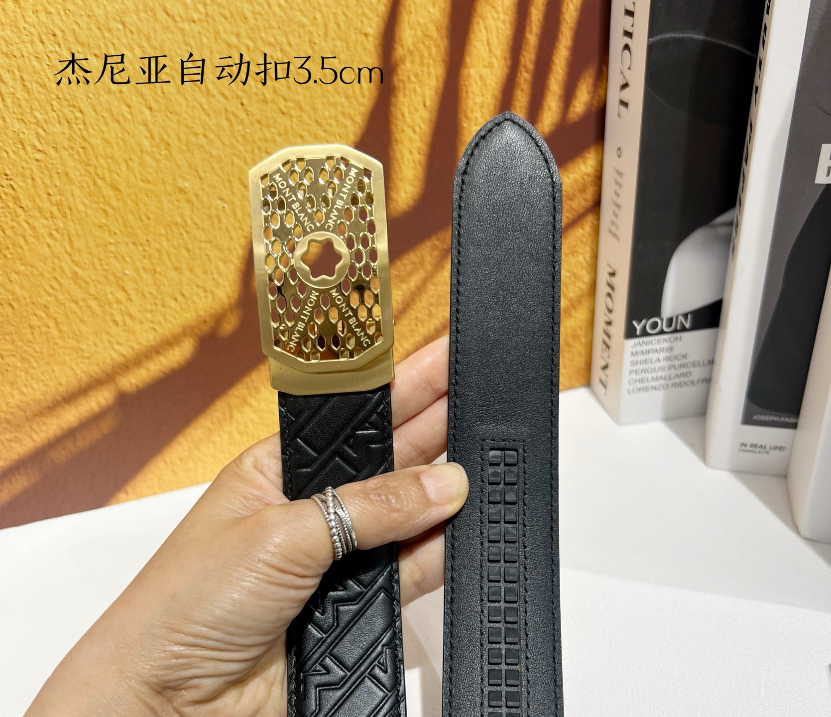   品牌：【万宝龙】新款进口小牛皮，手感细腻柔软。搭配纯钢自动精品钢扣，宽度：3.5cm