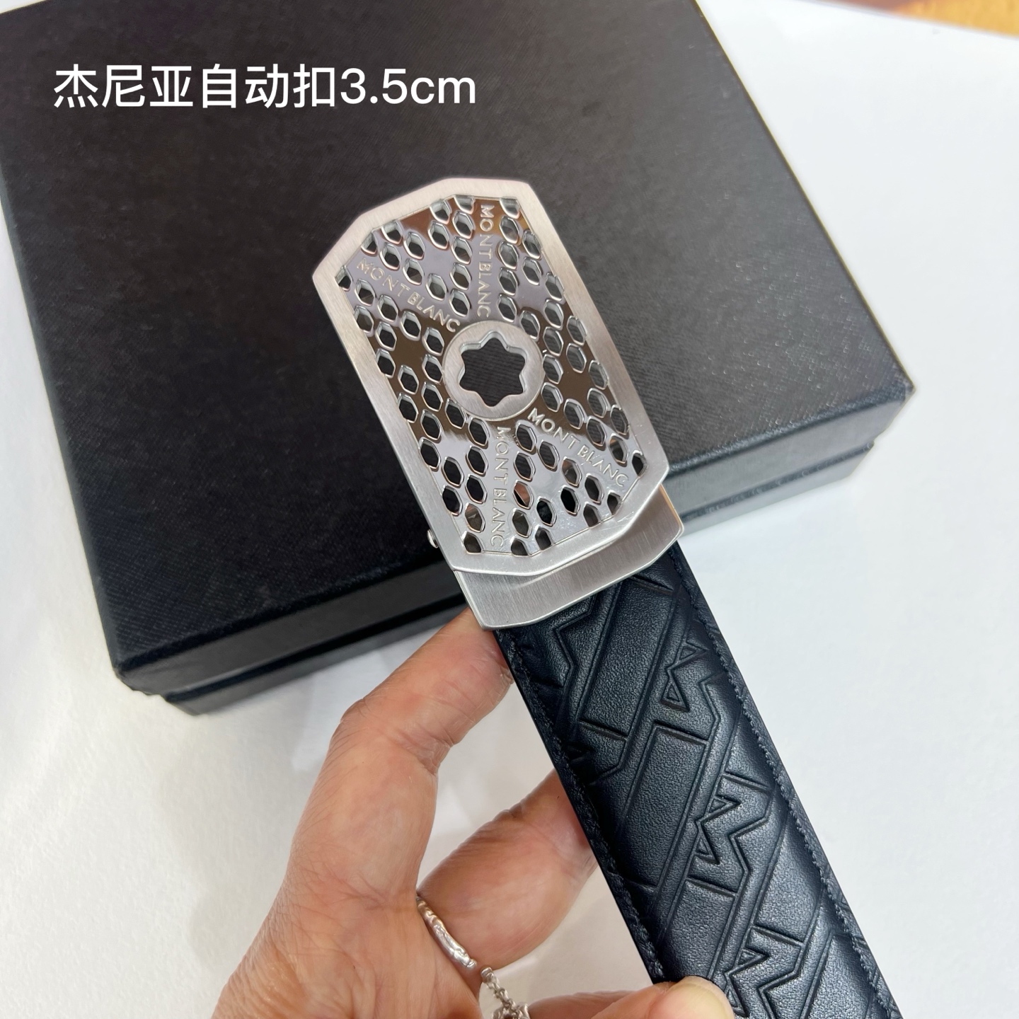   品牌：【万宝龙】新款进口小牛皮，手感细腻柔软。搭配纯钢自动精品钢扣，宽度：3.5cm
