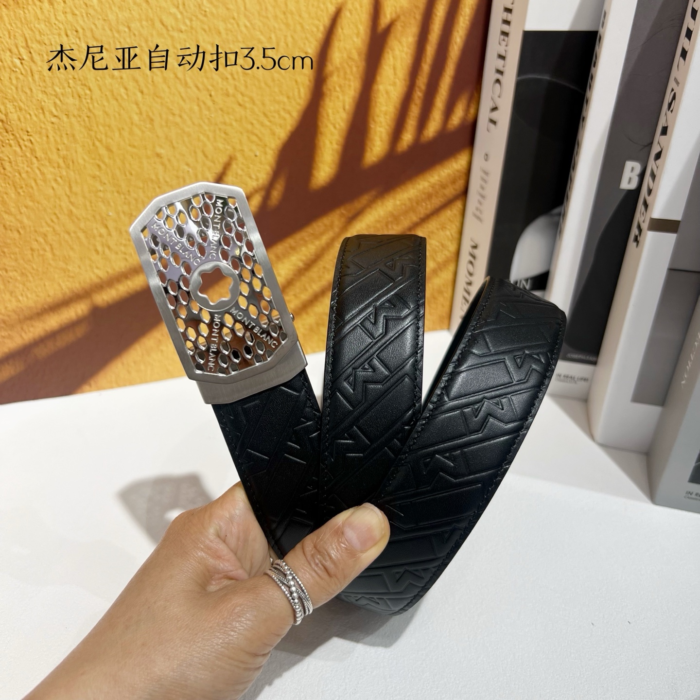   品牌：【万宝龙】新款进口小牛皮，手感细腻柔软。搭配纯钢自动精品钢扣，宽度：3.5cm