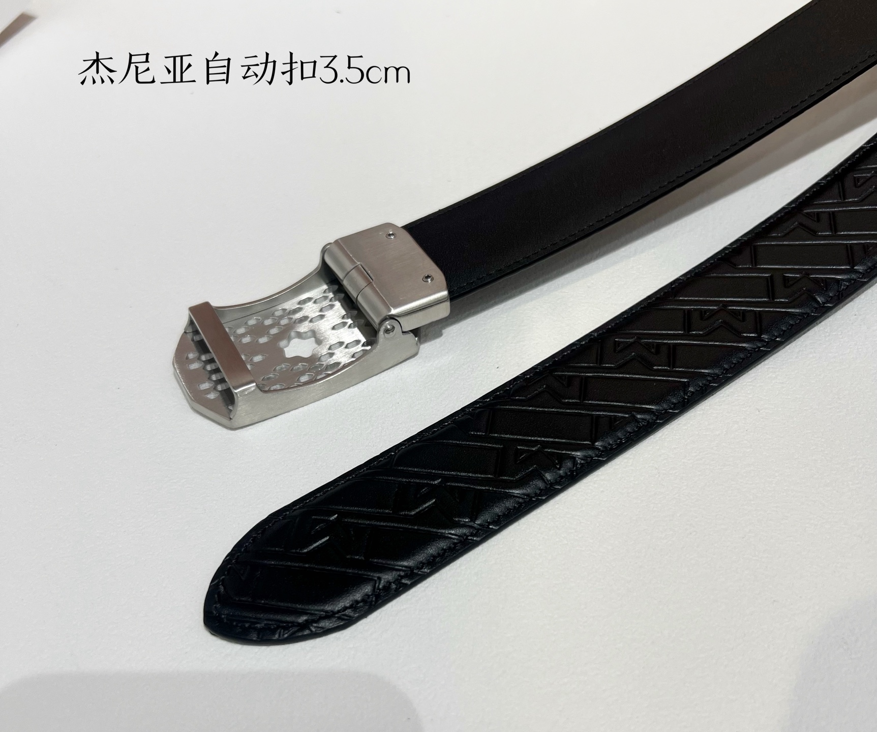  品牌：【万宝龙】新款进口小牛皮，手感细腻柔软。搭配纯钢自动精品钢扣，宽度：3.5cm