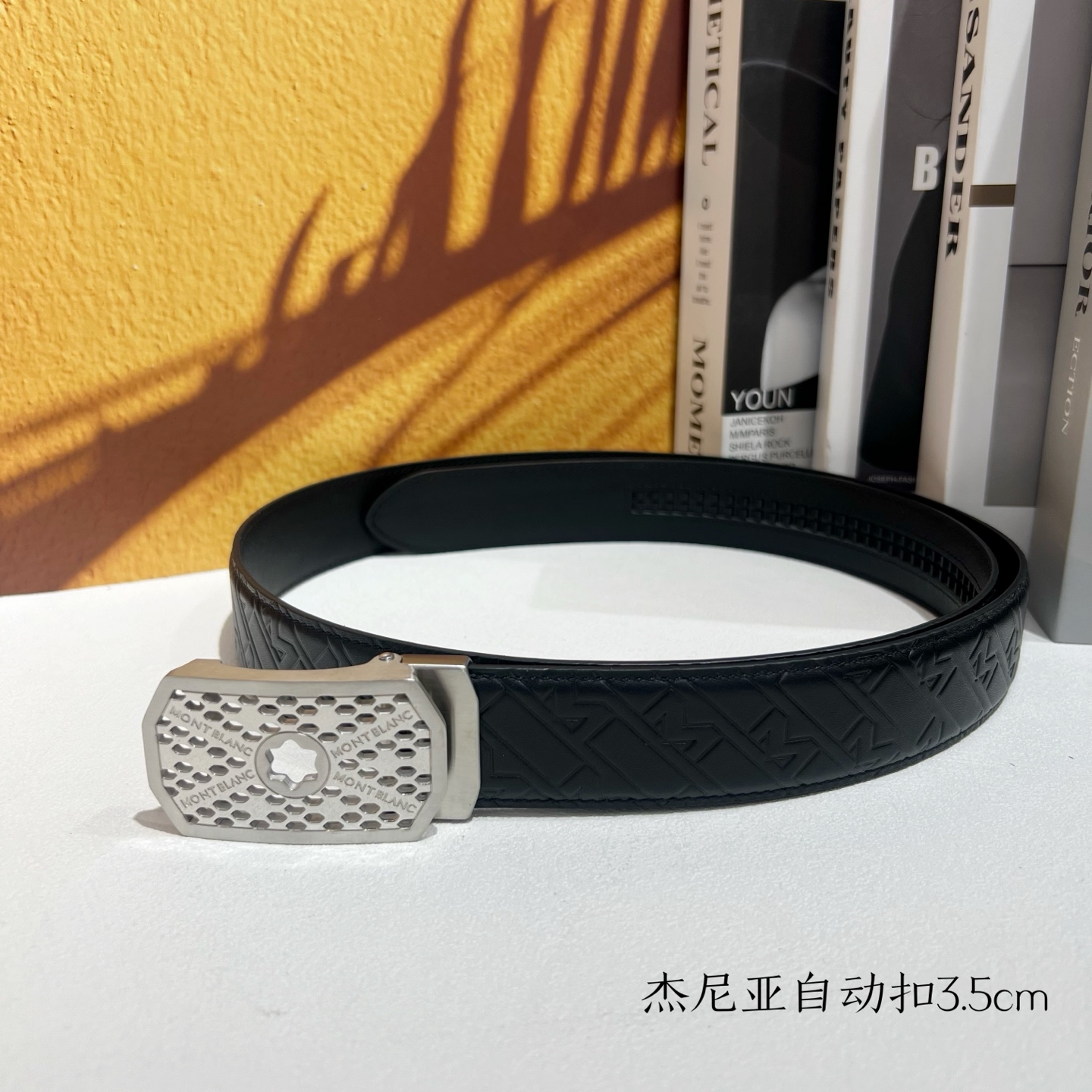   品牌：【万宝龙】新款进口小牛皮，手感细腻柔软。搭配纯钢自动精品钢扣，宽度：3.5cm
