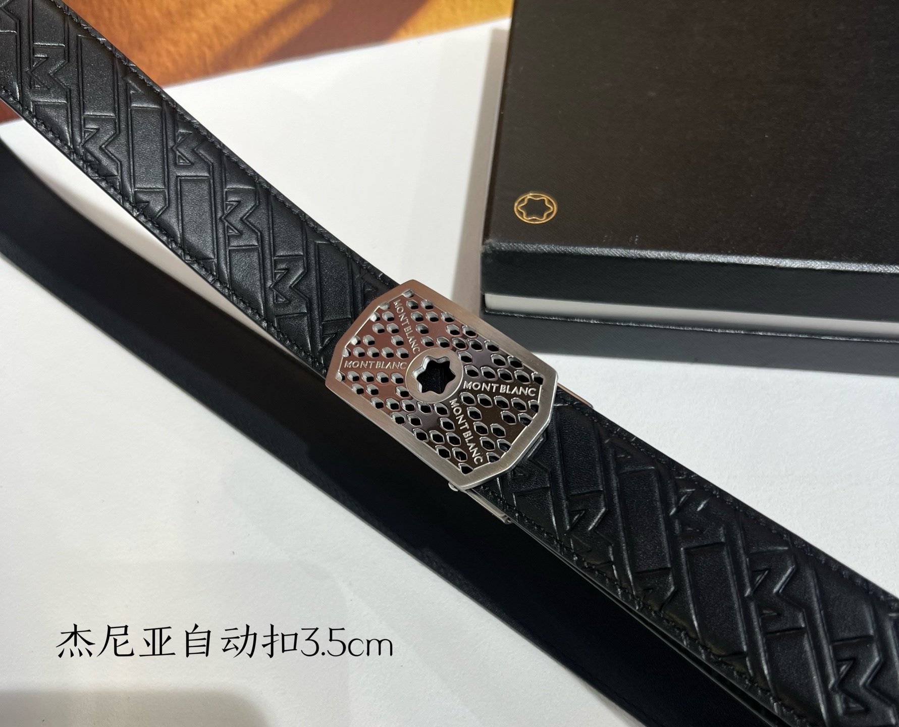  品牌：【万宝龙】新款进口小牛皮，手感细腻柔软。搭配纯钢自动精品钢扣，宽度：3.5cm