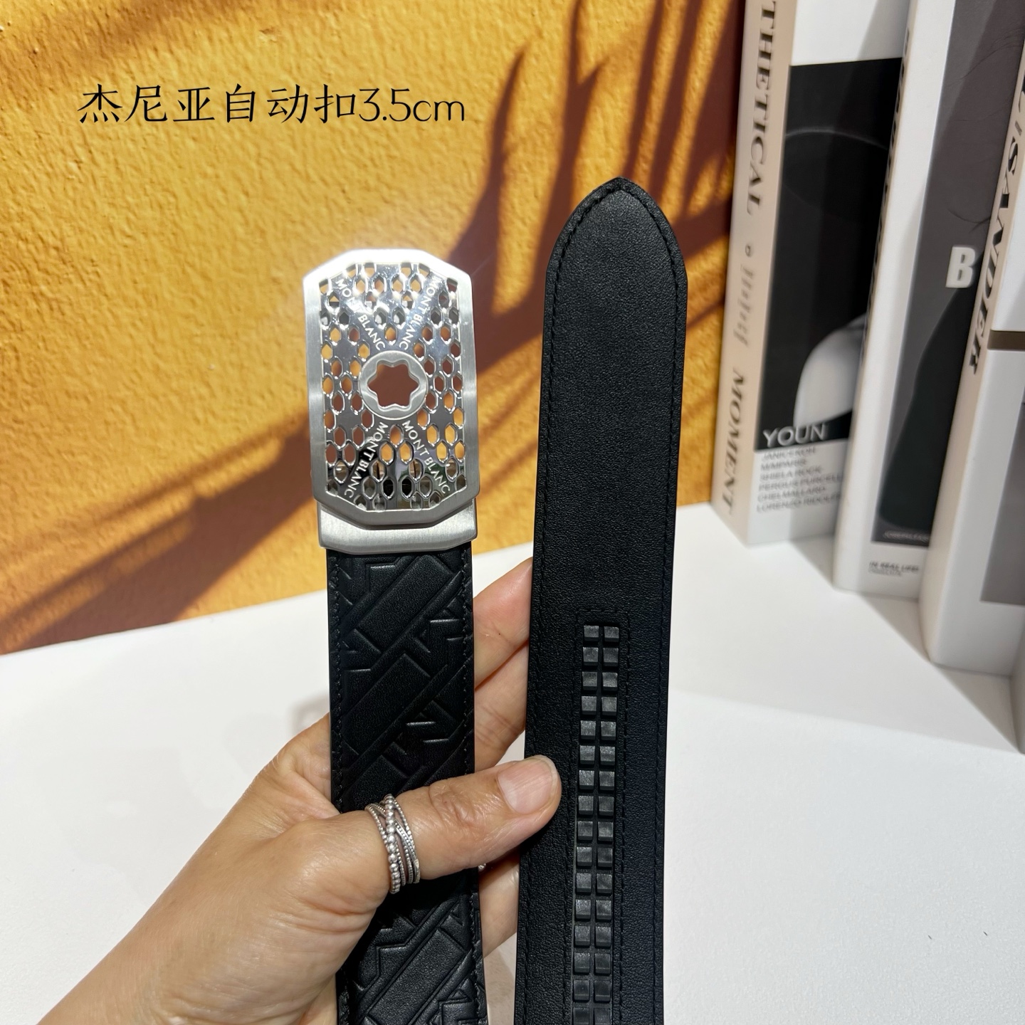   品牌：【万宝龙】新款进口小牛皮，手感细腻柔软。搭配纯钢自动精品钢扣，宽度：3.5cm