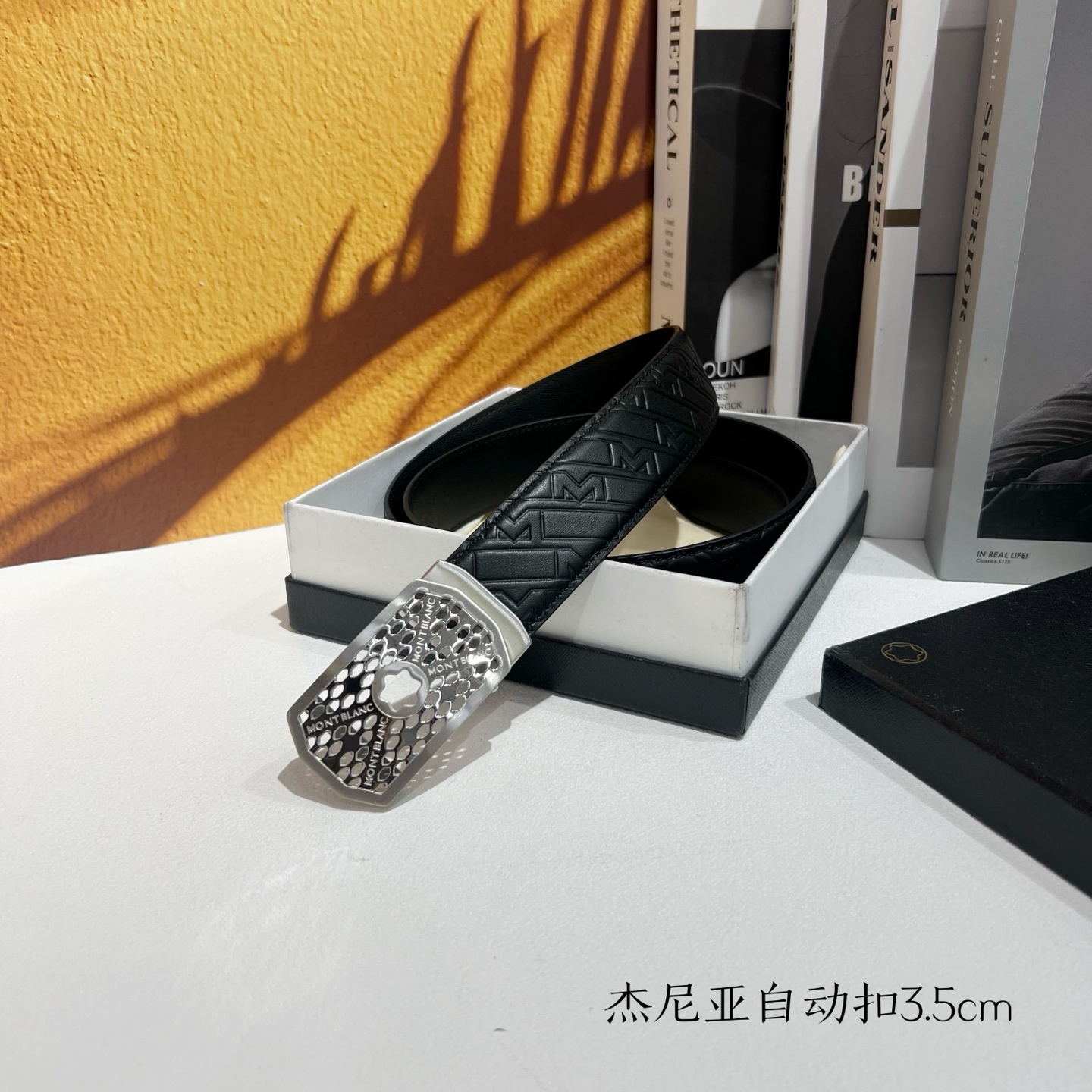   品牌：【万宝龙】新款进口小牛皮，手感细腻柔软。搭配纯钢自动精品钢扣，宽度：3.5cm