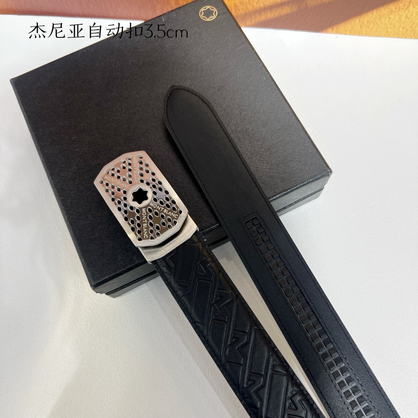   品牌：【万宝龙】新款进口小牛皮，手感细腻柔软。搭配纯钢自动精品钢扣，宽度：3.5cm