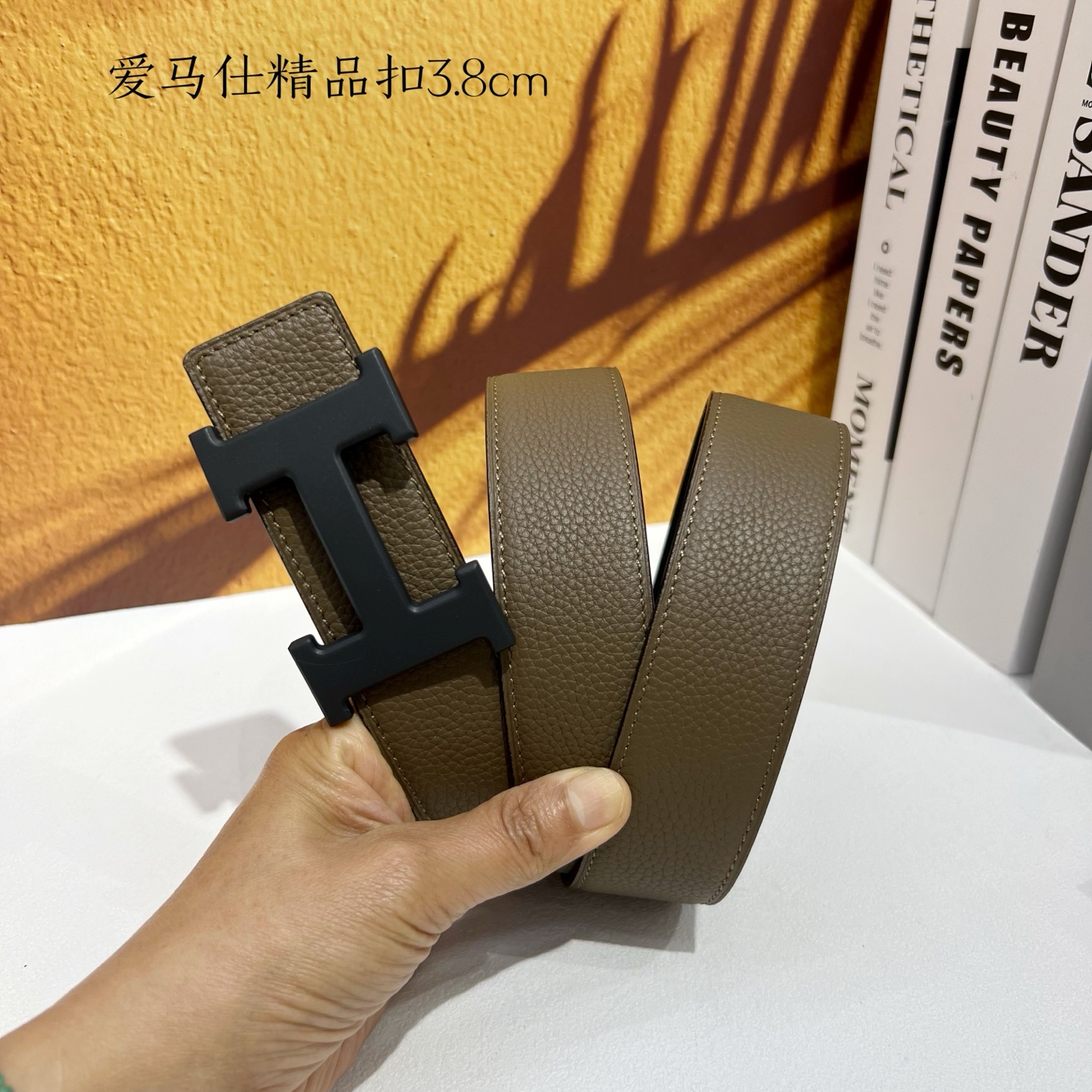 【爱马仕】双面进口小牛皮，搭配精品扣，宽度3.8cm，时尚大方，百搭单品。
