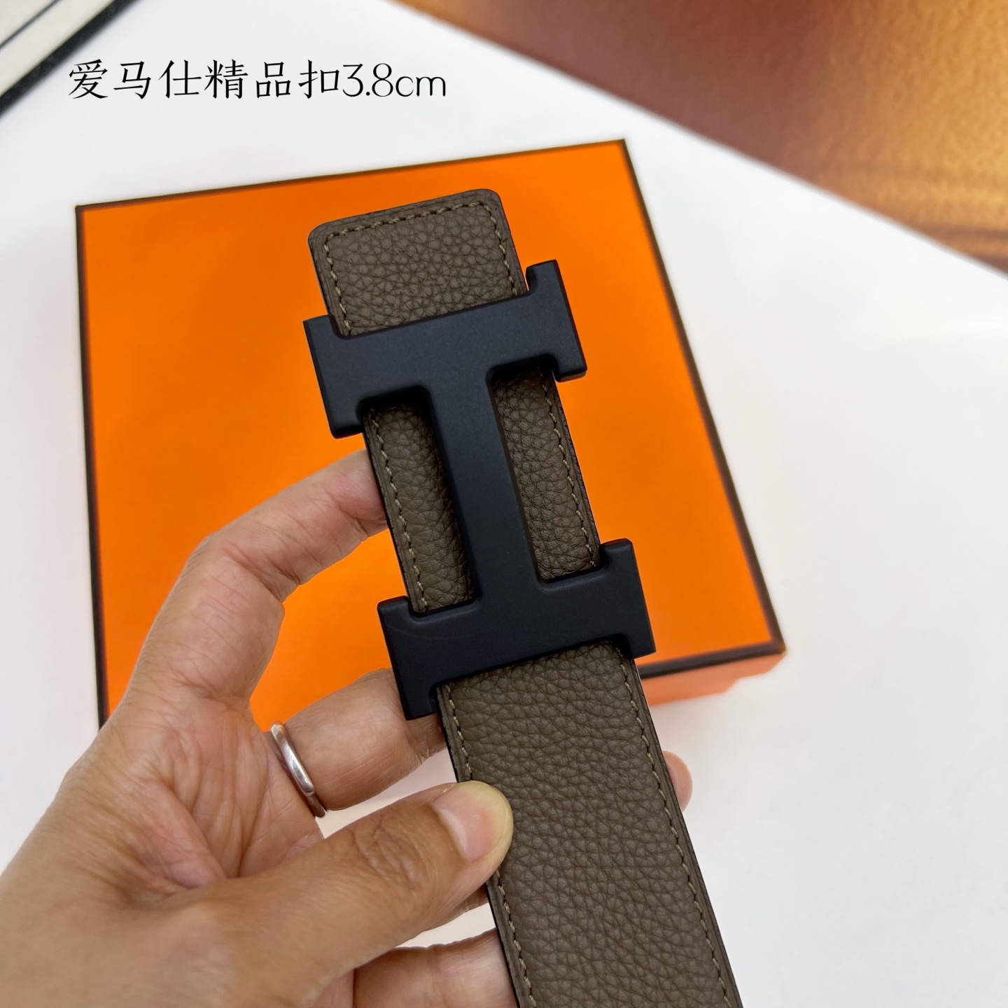 【爱马仕】双面进口小牛皮，搭配精品扣，宽度3.8cm，时尚大方，百搭单品。