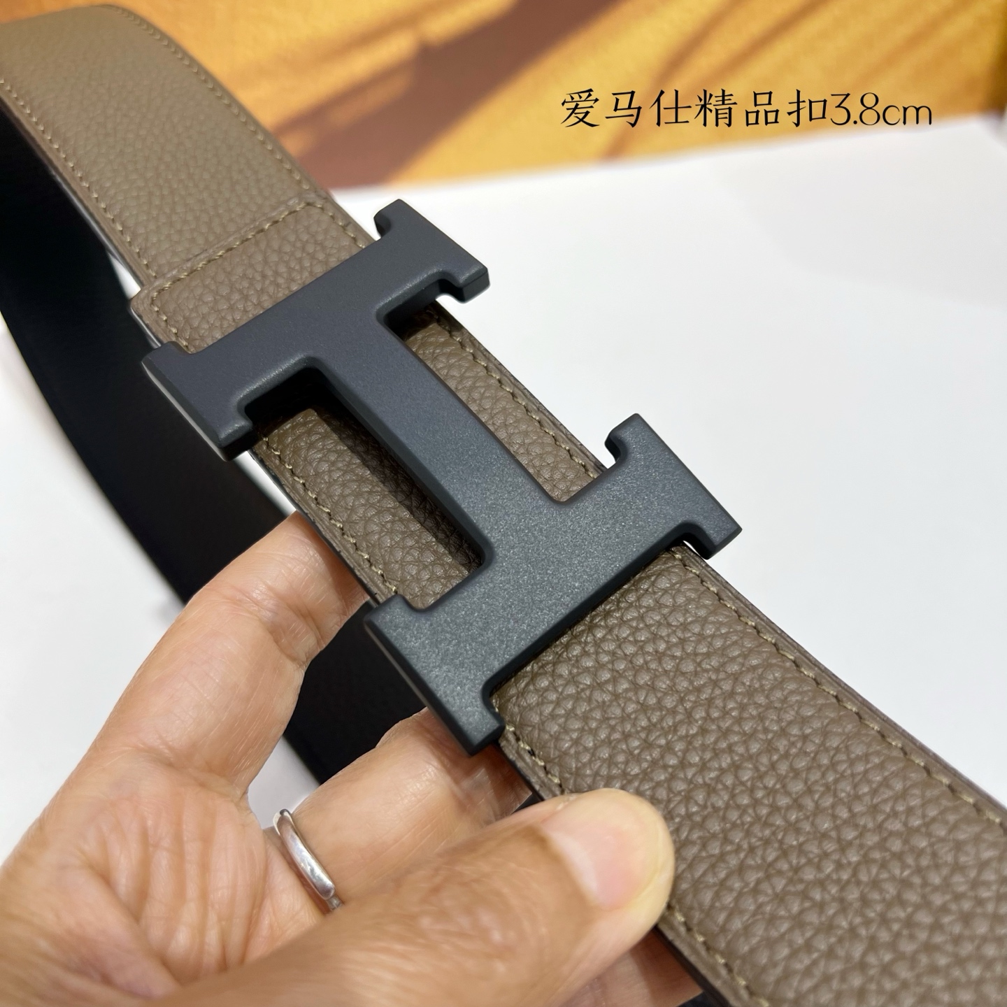 【爱马仕】双面进口小牛皮，搭配精品扣，宽度3.8cm，时尚大方，百搭单品。