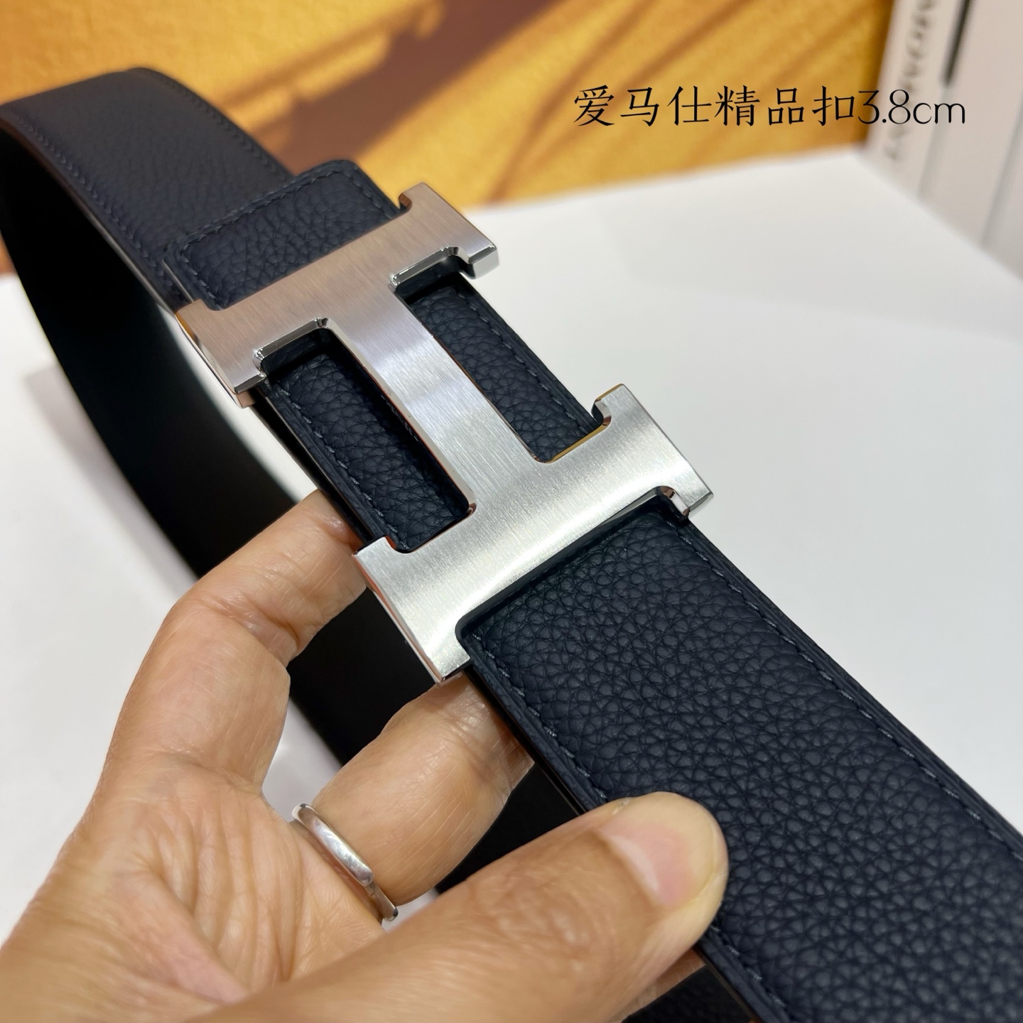【爱马仕】双面进口小牛皮，搭配精品扣，宽度3.8cm，时尚大方，百搭单品。