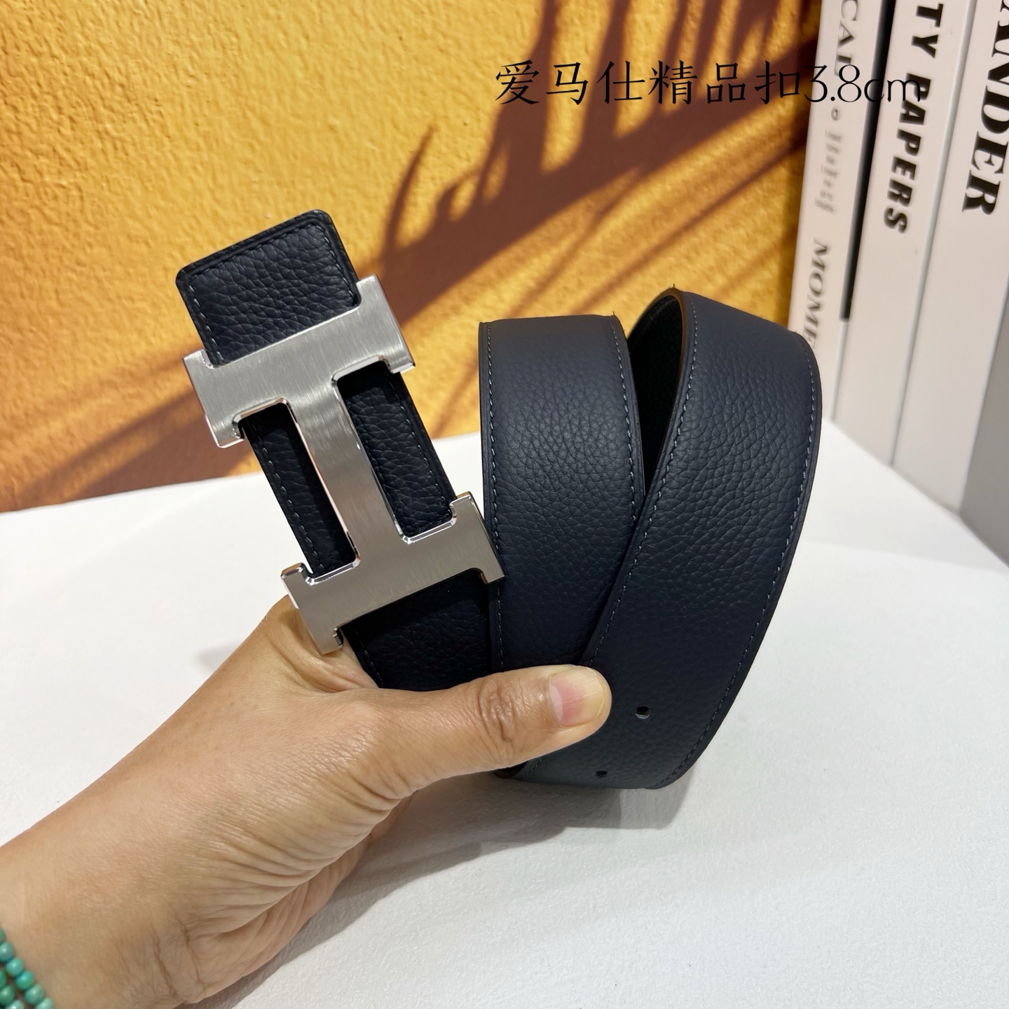 【爱马仕】双面进口小牛皮，搭配精品扣，宽度3.8cm，时尚大方，百搭单品。